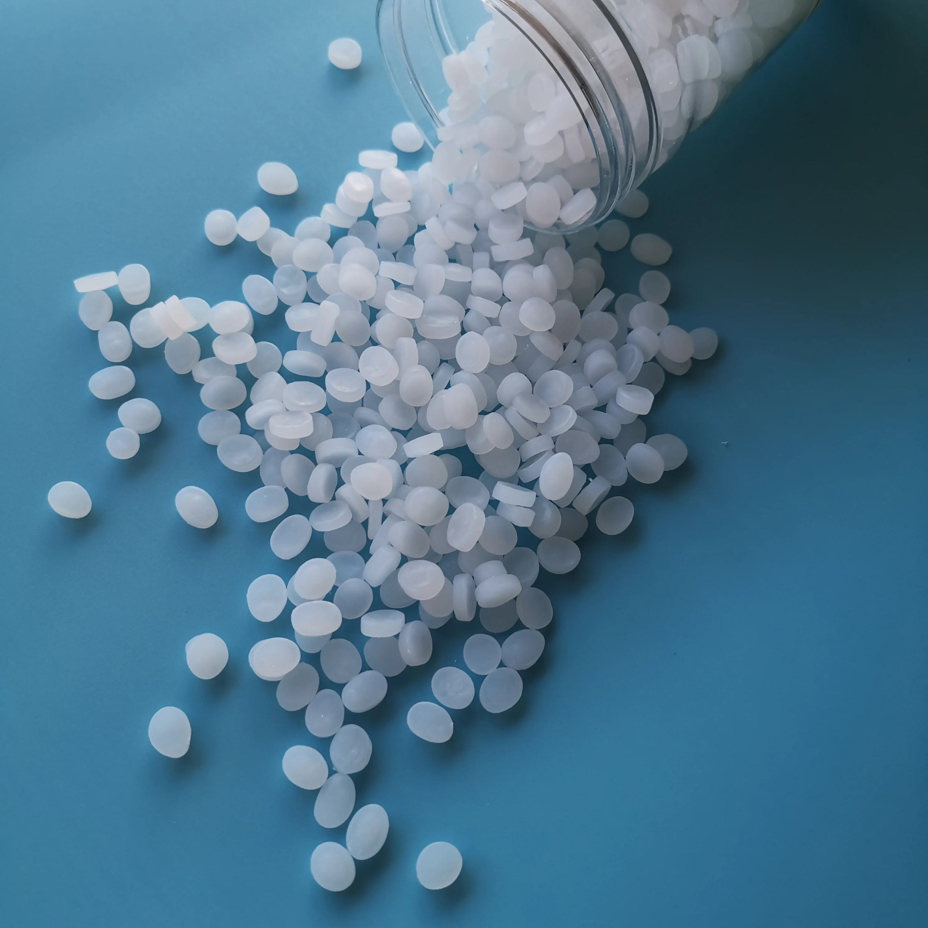 Высокоэластичная пеллетка из термопластичного эластомера для промежуточной подошвы обуви