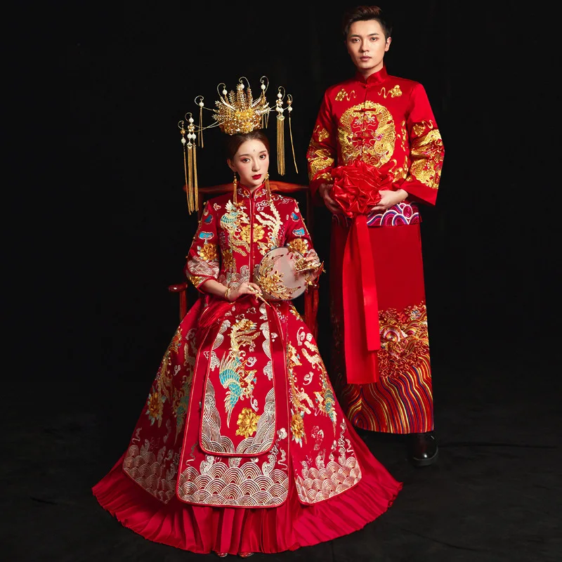 Fashion New Red Gold Embroidery Chinese Traditional Wedding Dress with Bride and Bridegroom