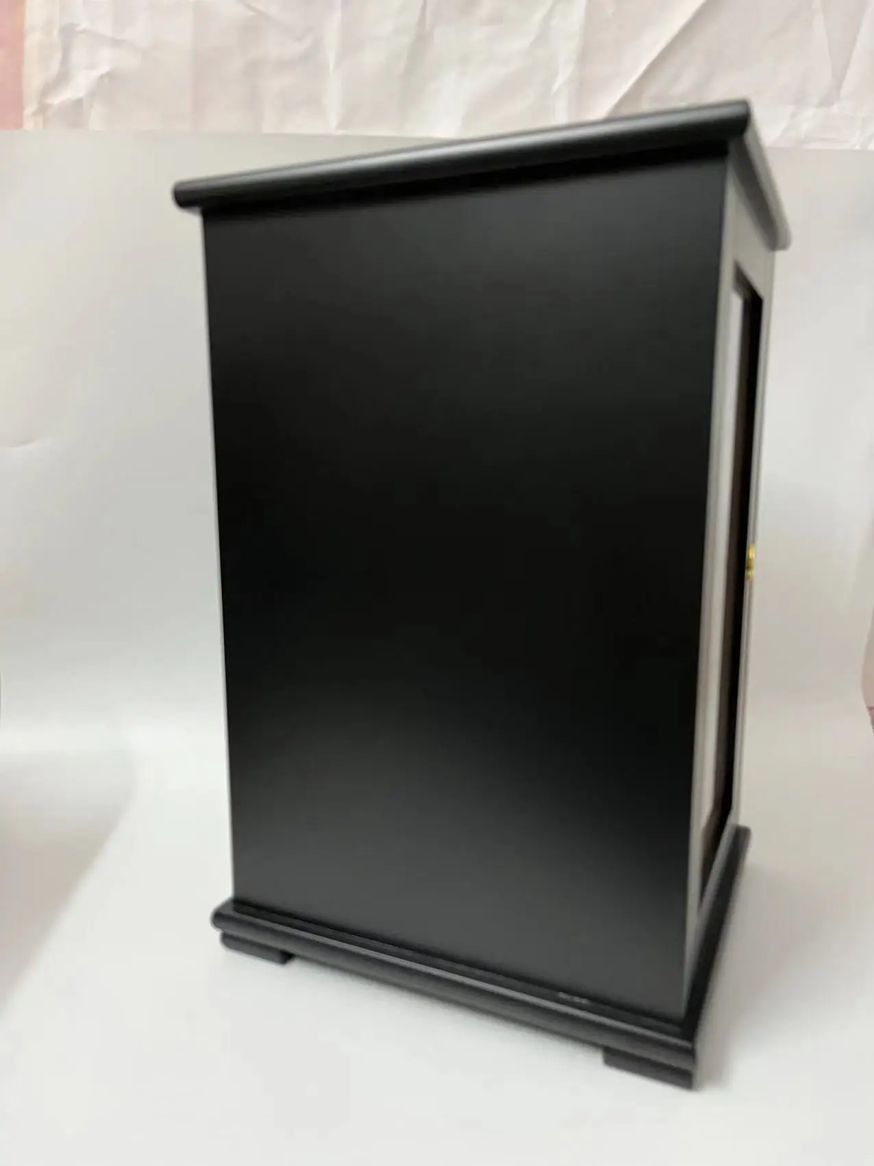 cigar cabinet with magnets in the door for seal