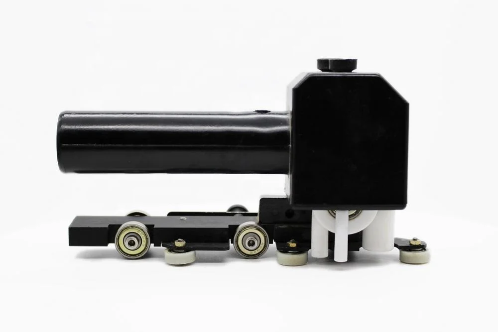 Ролик с регулируемой скоростью, ручной инструмент для изготовления гибкого композитного изоляционного стекла