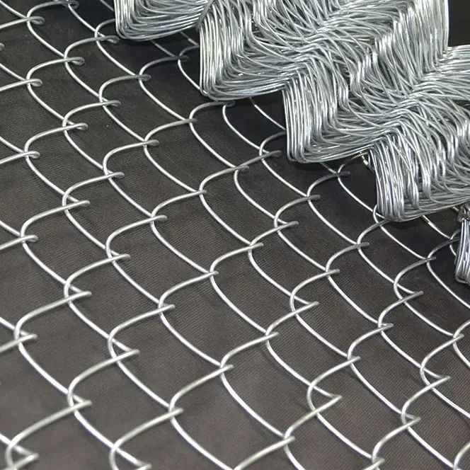 High quality electro/hot-dipped galvanized chain link fence cyclone wire mesh factory manufacturer