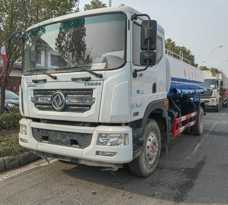 Уличный водяной разбрызгиватель