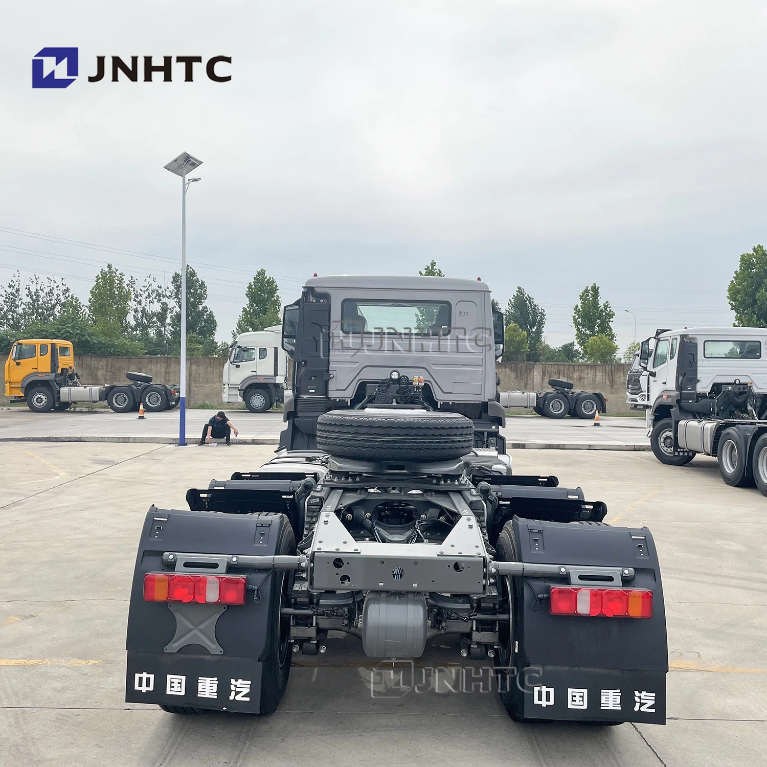 Sinotruk Tractor Trailer Truck With 371HP Engine And HW76 Cabin