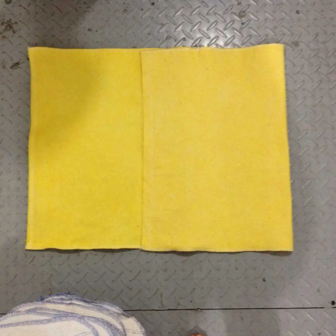 Желтая салфетка для чистки пола