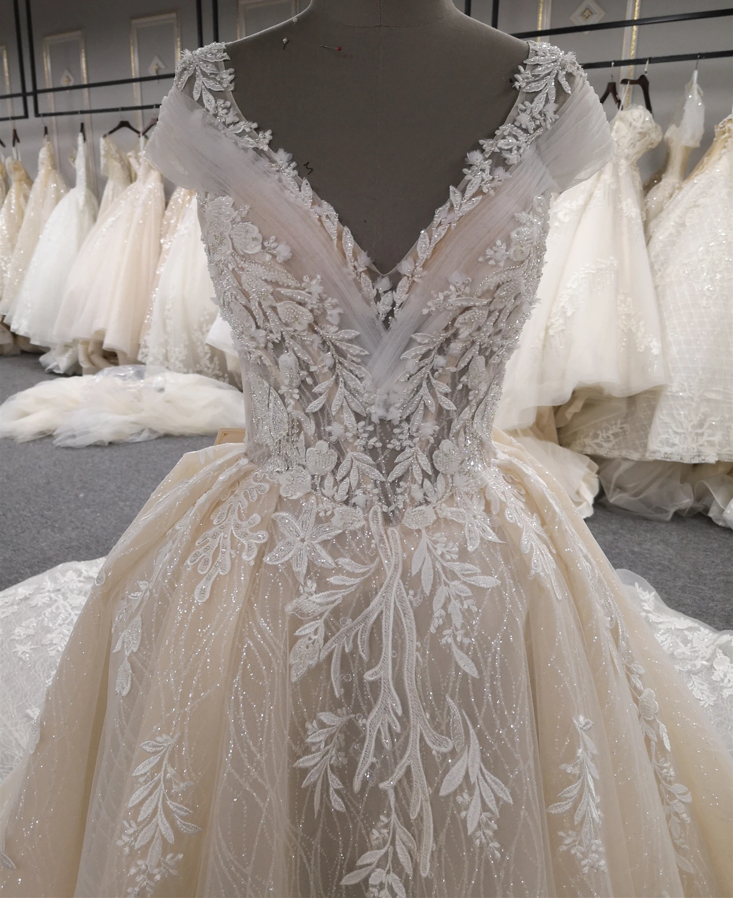 Latest deep v-neck design bridal gown with special natural pattern wedding dress