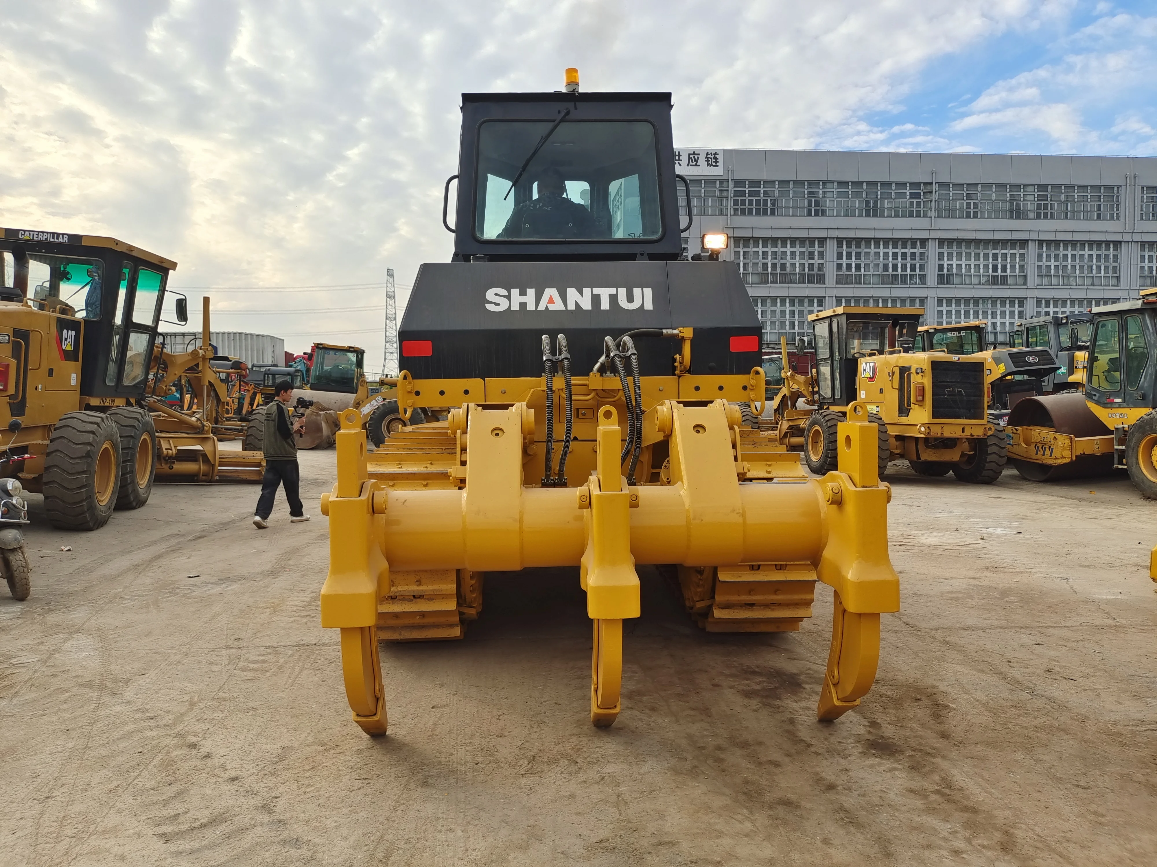 Высокопроизводительный гусеничный бульдозер Shantui SD22 китайского бренда с идеальной производительностью сухая версия 22-тонная машина для продажи