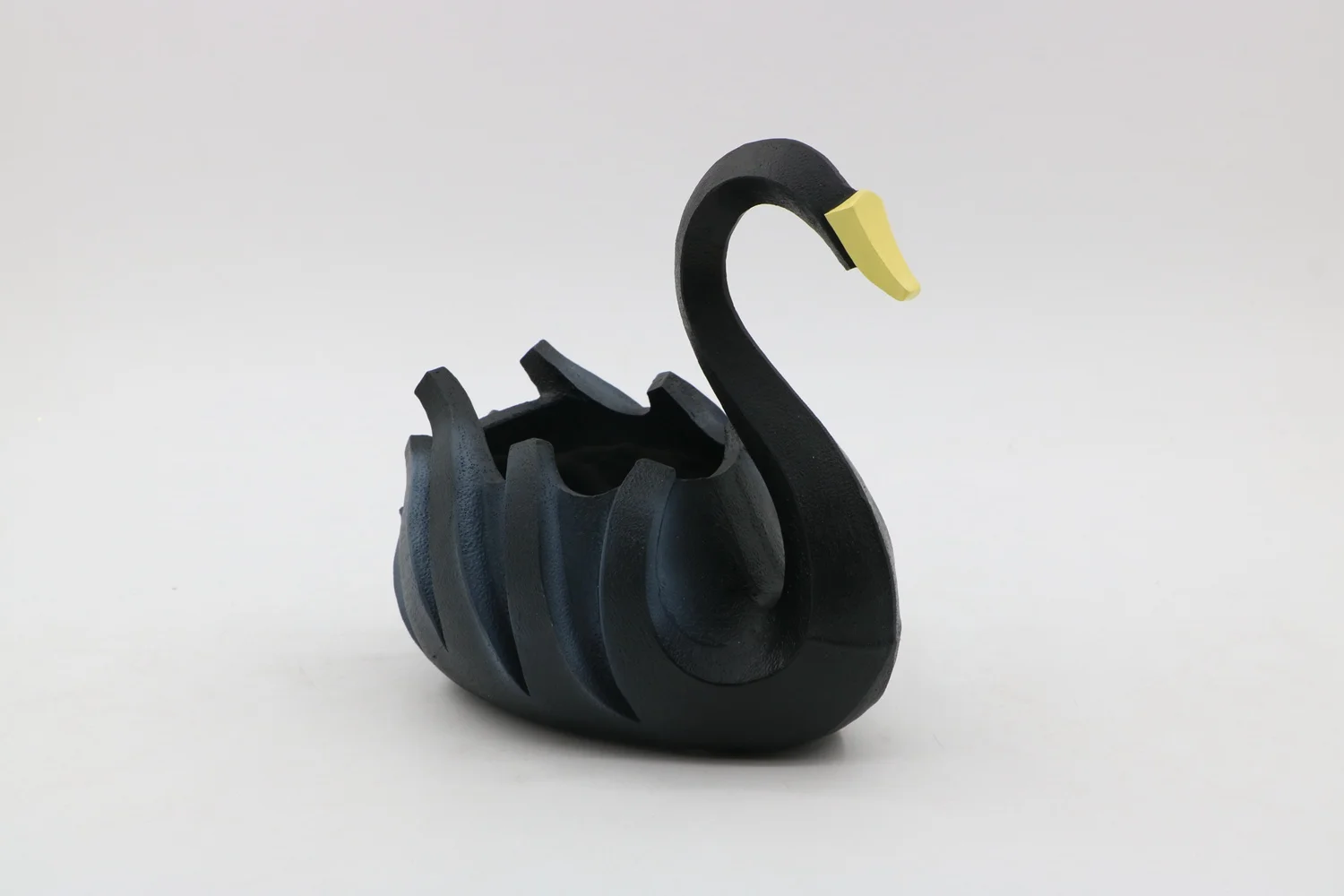 Modern Vintage Design Swan Shape Polyresin Vase Tabletop Decoration with Vintage Style Functional Floor Vase