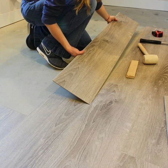 New Smooth Laminate 100% Waterproof Wooden Style Laminate Flooring Carpet Tiles Luxury Vinyl SPC Flooring Stick On Floor Tiles