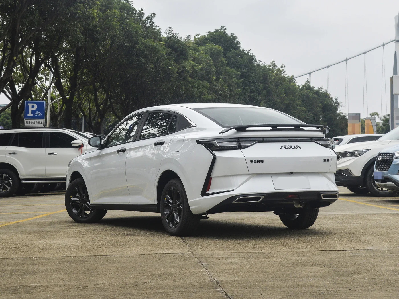 Китайский производитель бензиновых автомобилей Dongfeng AEOLUS YiXuan 4-дверный 5-местный седан недорогие подержанные автомобили с передним приводом для продажи