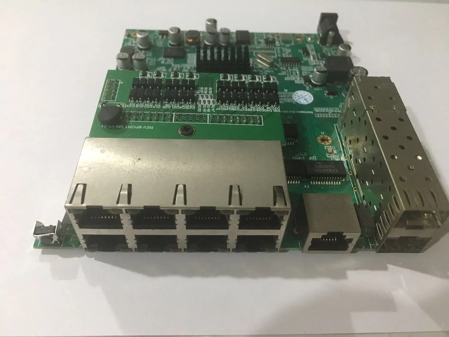  Управляемый двухслойный коммутатор Gigabit RSTP LACP anti-loop 8 10 портов PoE с 2 оптическими волоконными