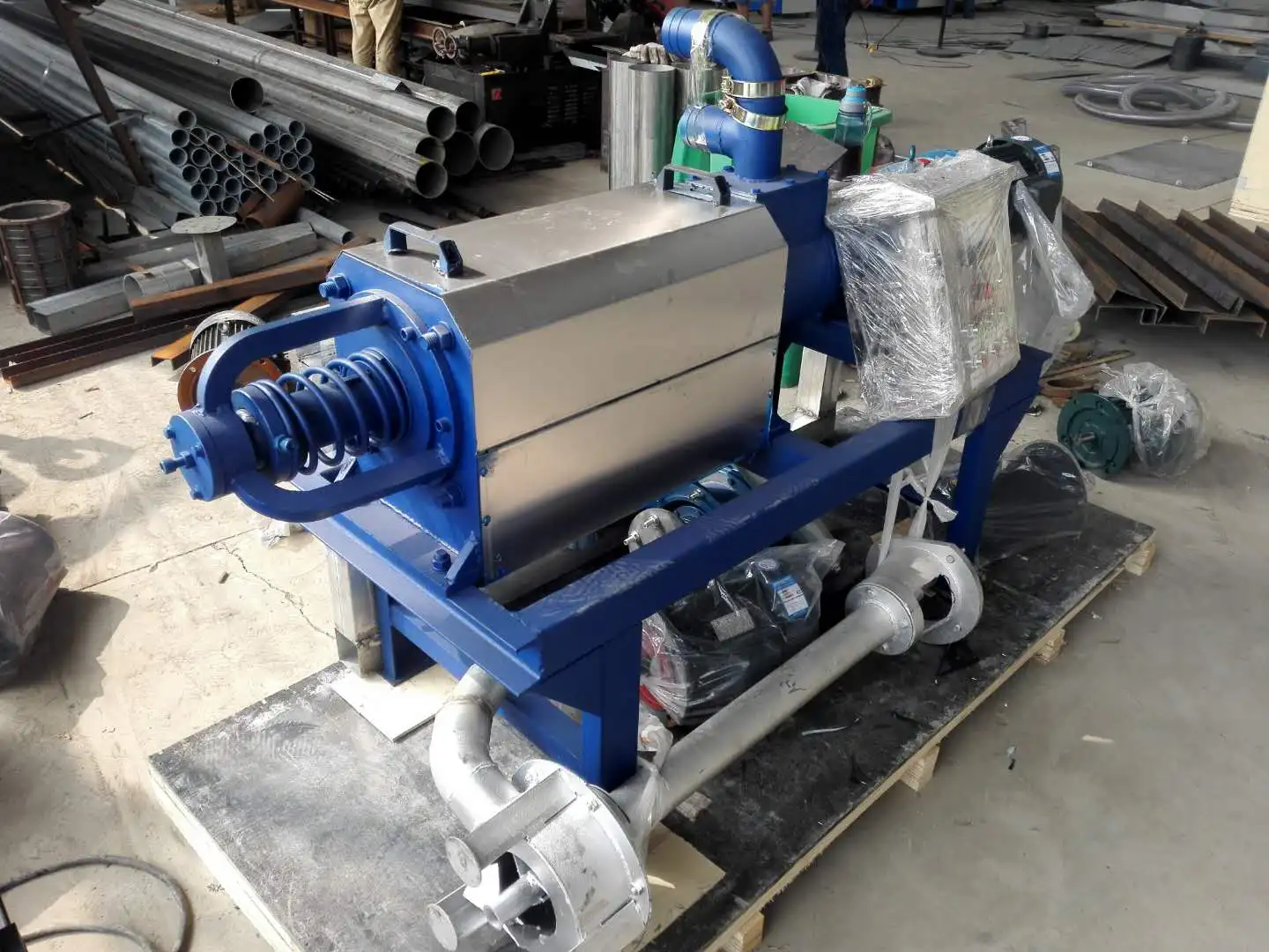 Solid liquid separator used for animal manure dispose