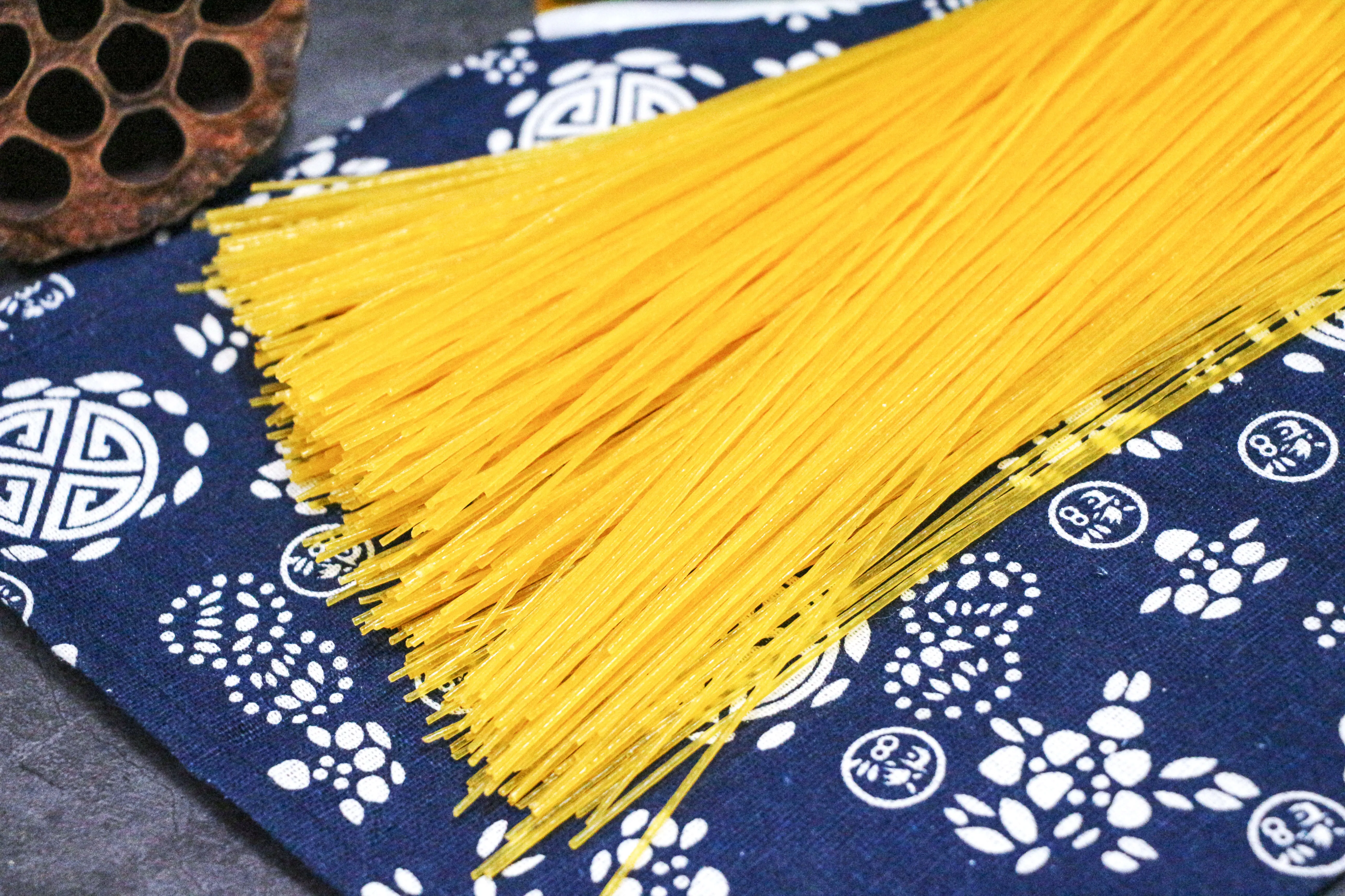 gluten free dried Corn Noodles low fat whole grain corn flour noodles.