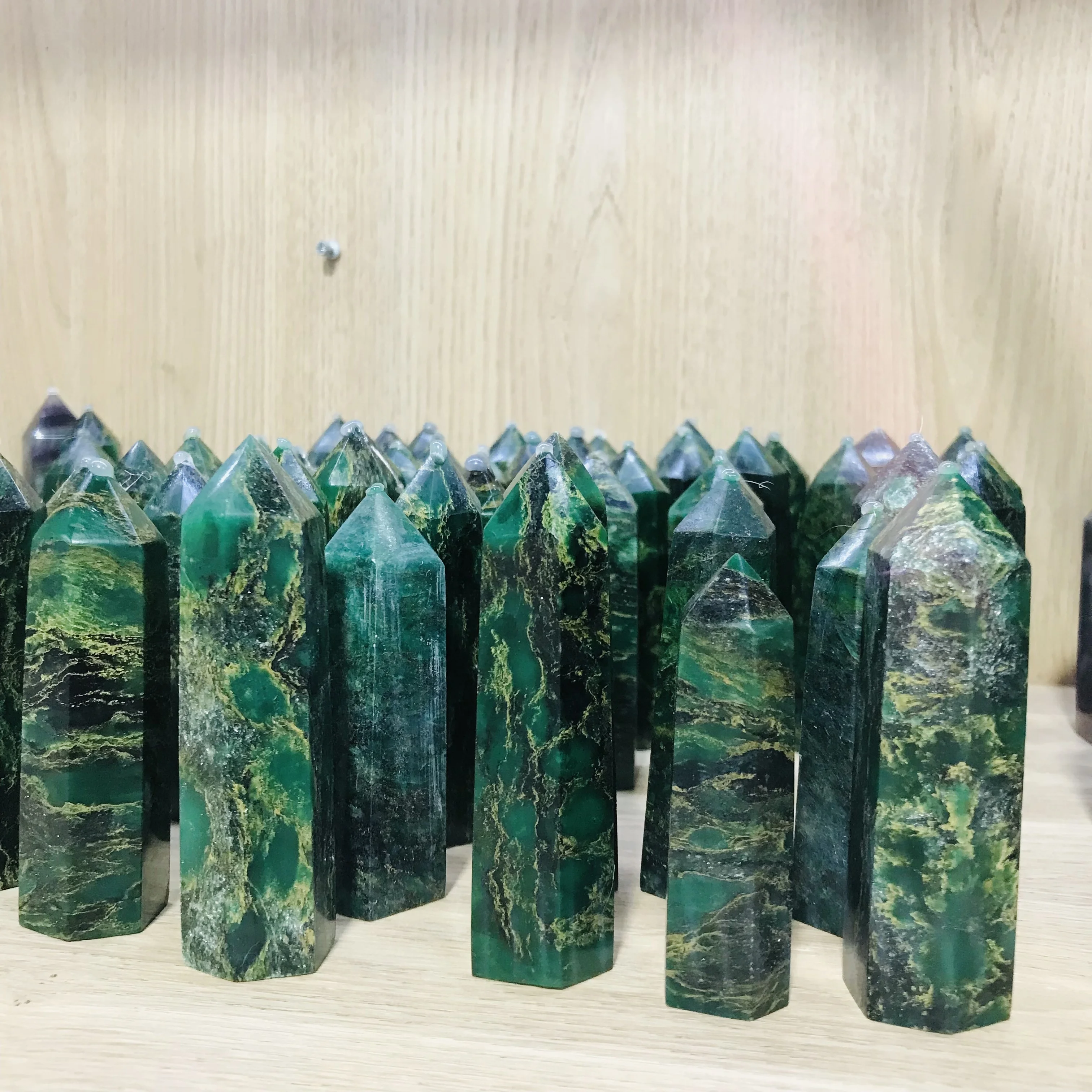 Wholesale natural crystal emerald wand point folk crafts crystal quartz tower for home decoration