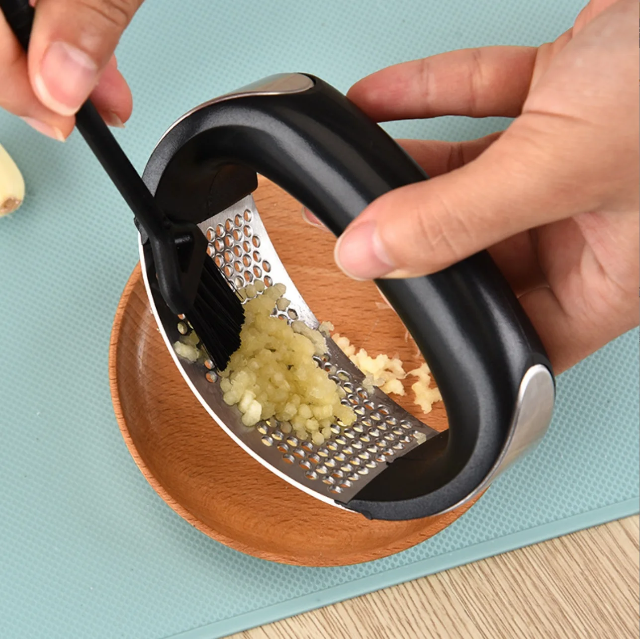 Hot Multifunctional Garlic Press Peeler Manual Stainless Steel Garlic Press with Plastic Handle
