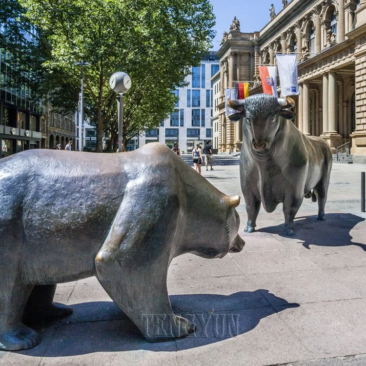 Famous customized metal bull and bear statues bronze charging bull and bear sculpture for sale
