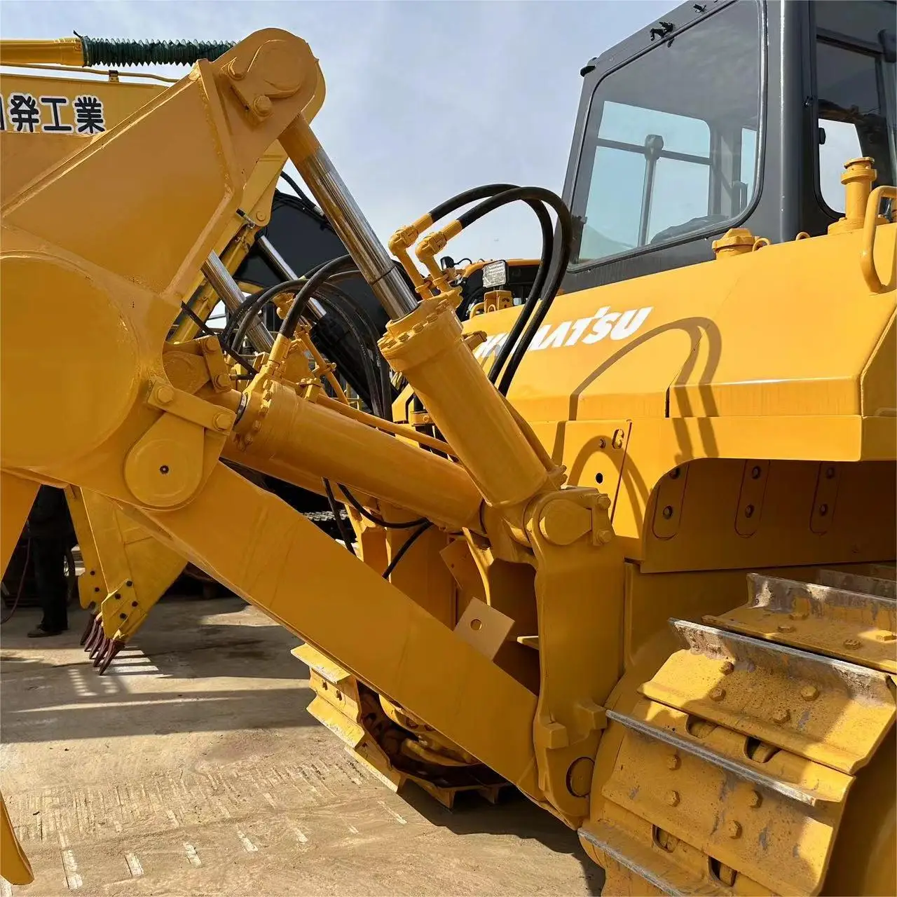 Second Hand Heavy Equipment Used Bulldozer Komatsu 155 Crawler Hydraulic Diesel D155AX Dozer with Ripper for Sale