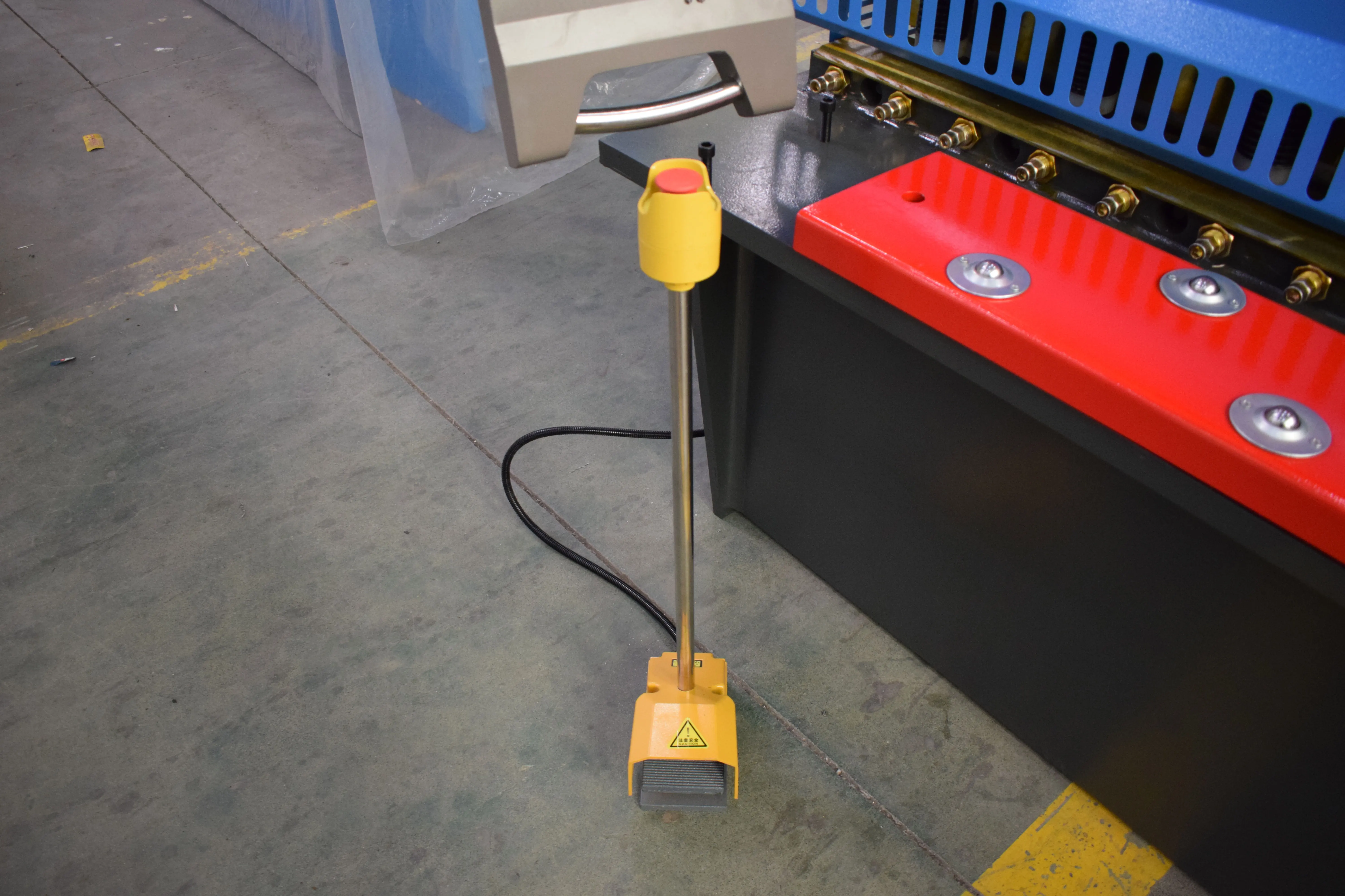 LONGBOW hydraulic shearing machine QC12Y-6*3200 swing beam plate cutting machine