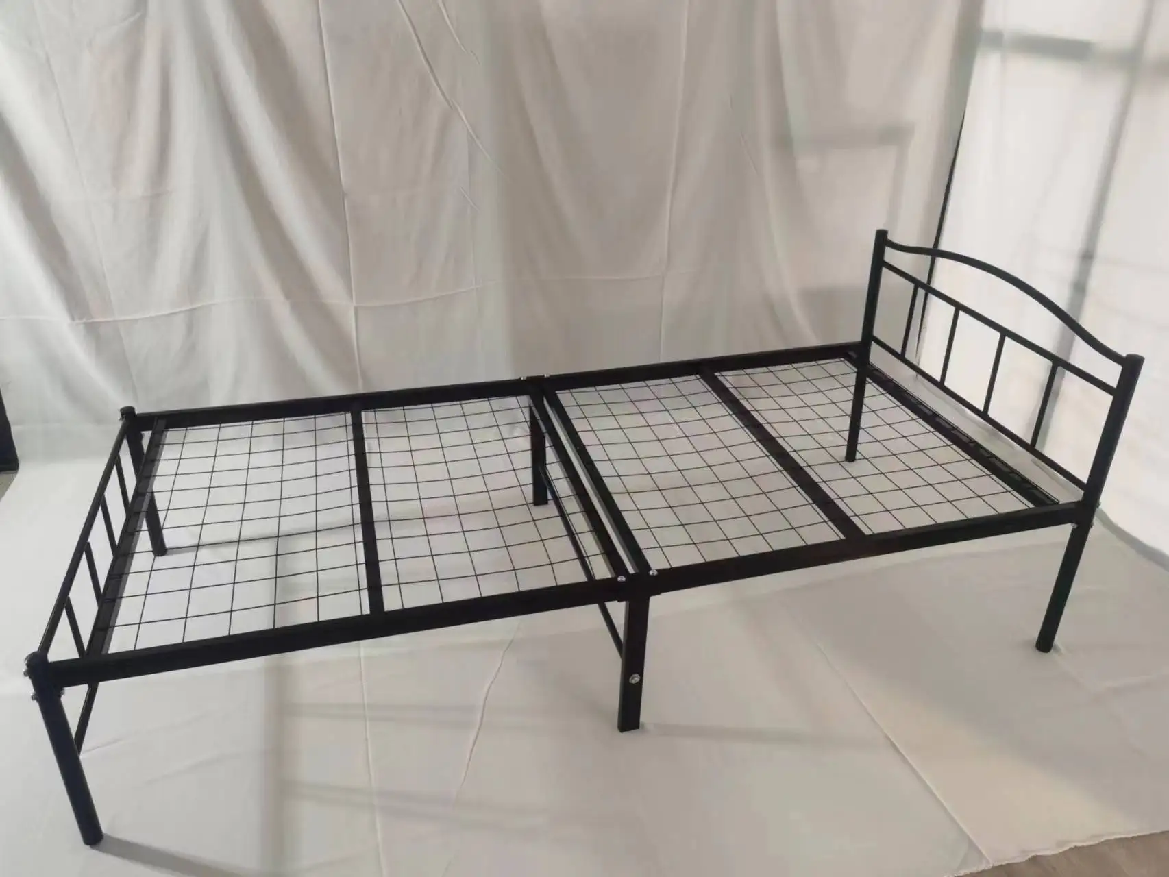 Wholesales Modern Classic Design Simple Iron Beds Black and White Hotel Bedroom Metal Beds