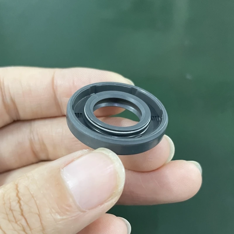 Бесплатный образец китайского завода OEM NBR FKM резиновое масляное Уплотнение TC OilSeal различного типа от производителя