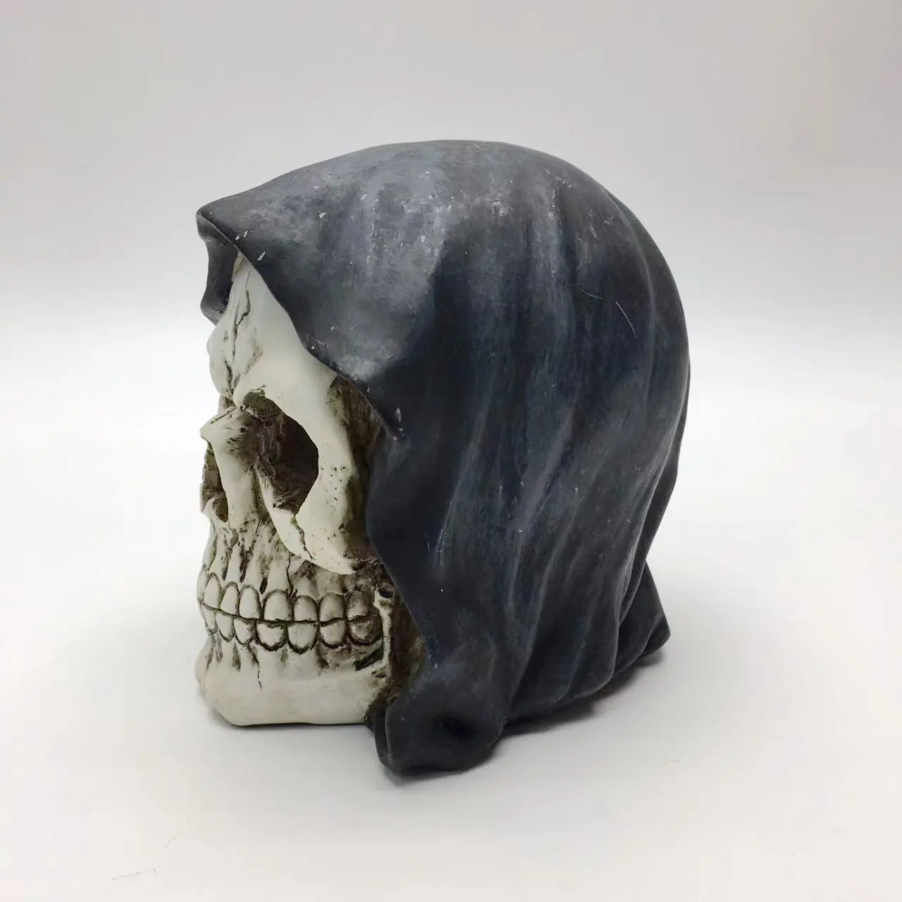 Halloween Decorations Indoor Outdoor  Resin Crafts Skeleton Ornaments Skeleton Head In Cocoon With Red Led Eyes