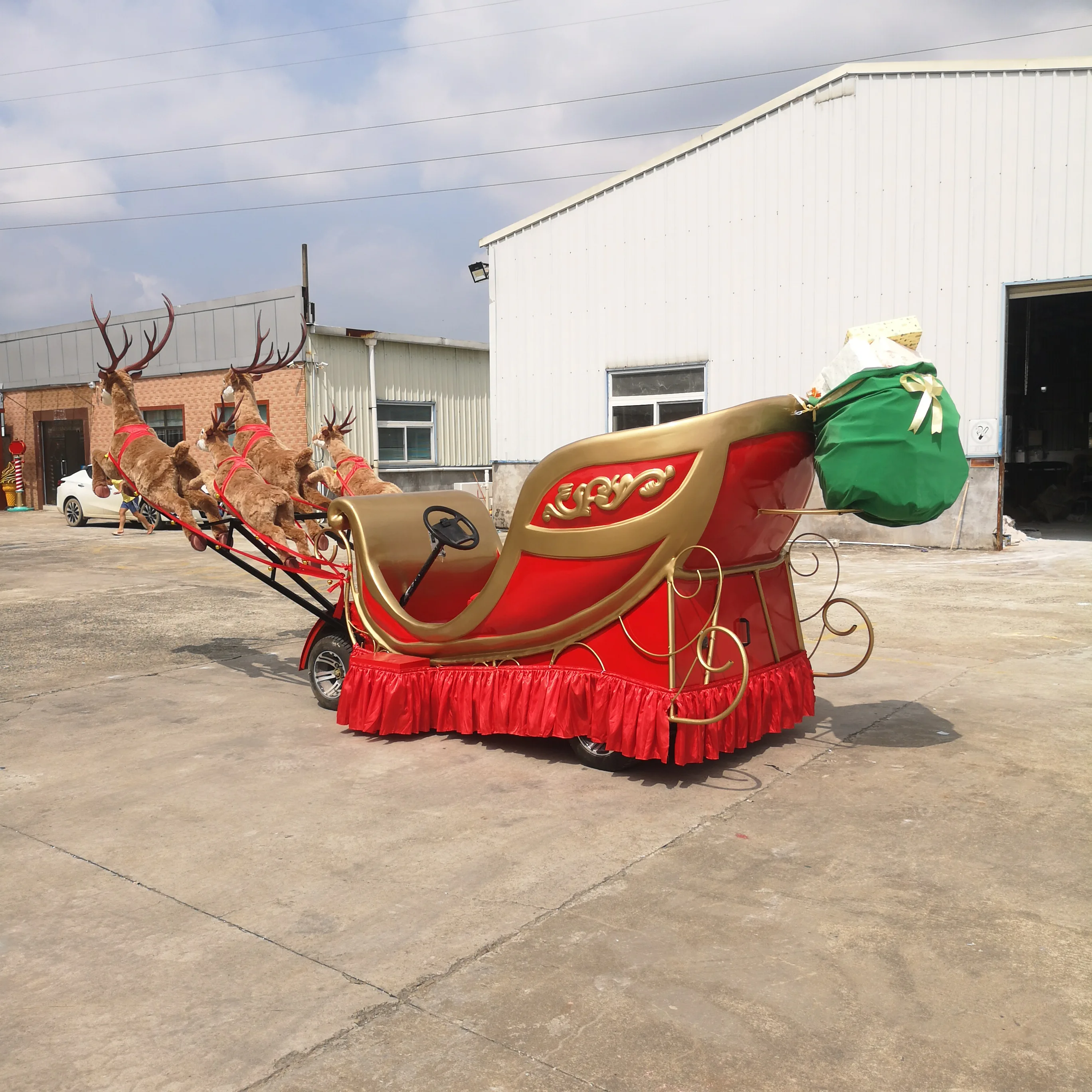 Привлекательный Рождественский олень и сани из стекловолокна с украшением колес на заказ