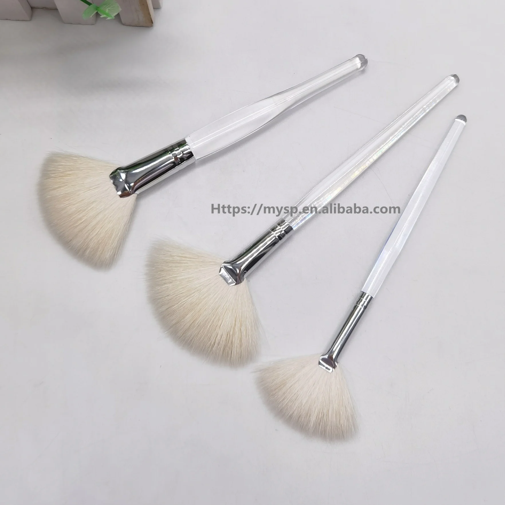 Natural Super Soft Fluffy White Wool Goat Hair Fan Brush Large Highlight Brush Blush Powder Facial Makeup Brush