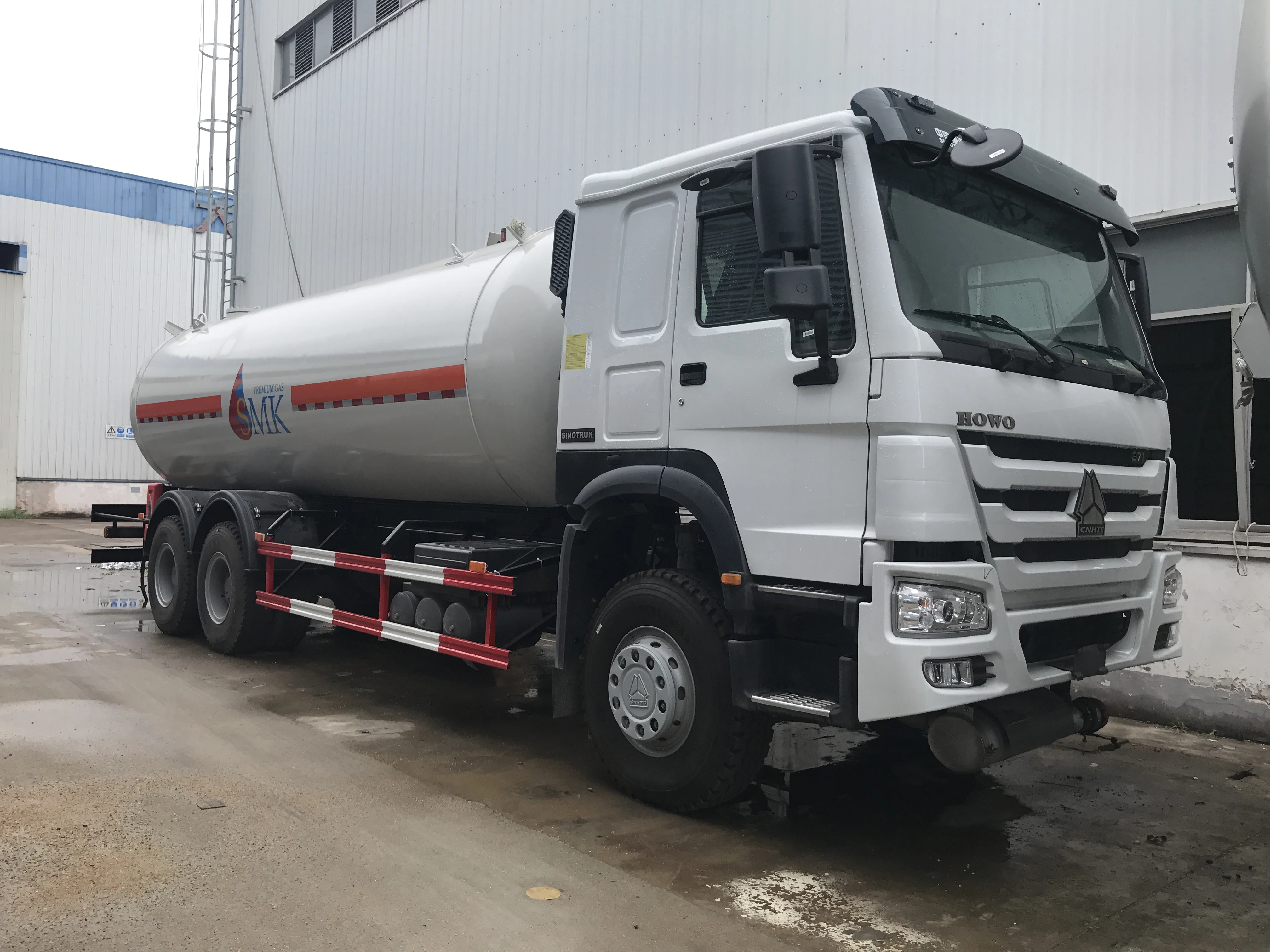 Газовый грузовик HOWO 6*4 ЛД 25000 литр 25 куб. См