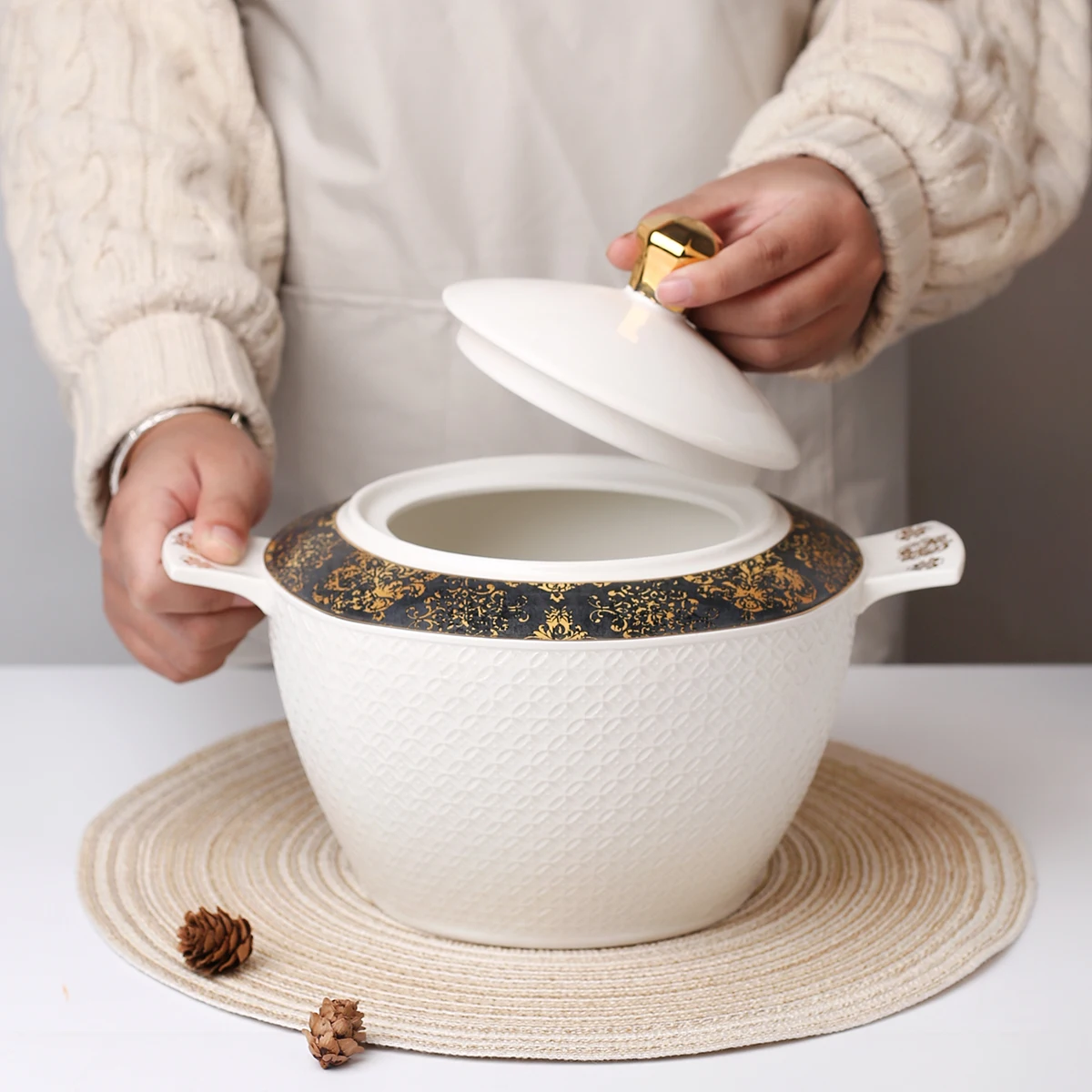 Factory Direct Selling Luxury Hotel Home Elegant Embossed White Porcelain Soup Tureen Set