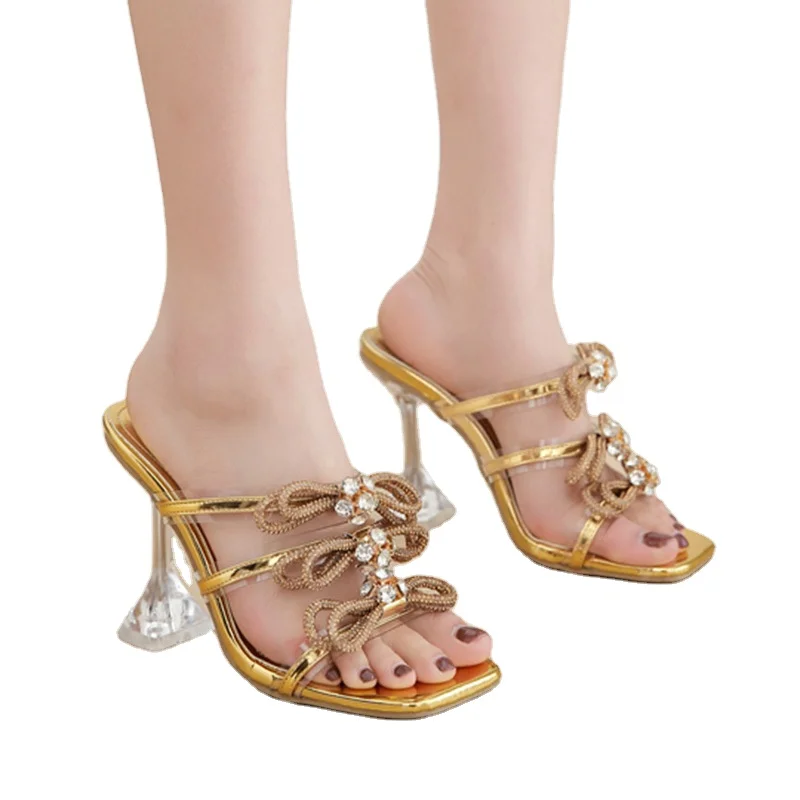 Сандалии на высоком каблуке 2024