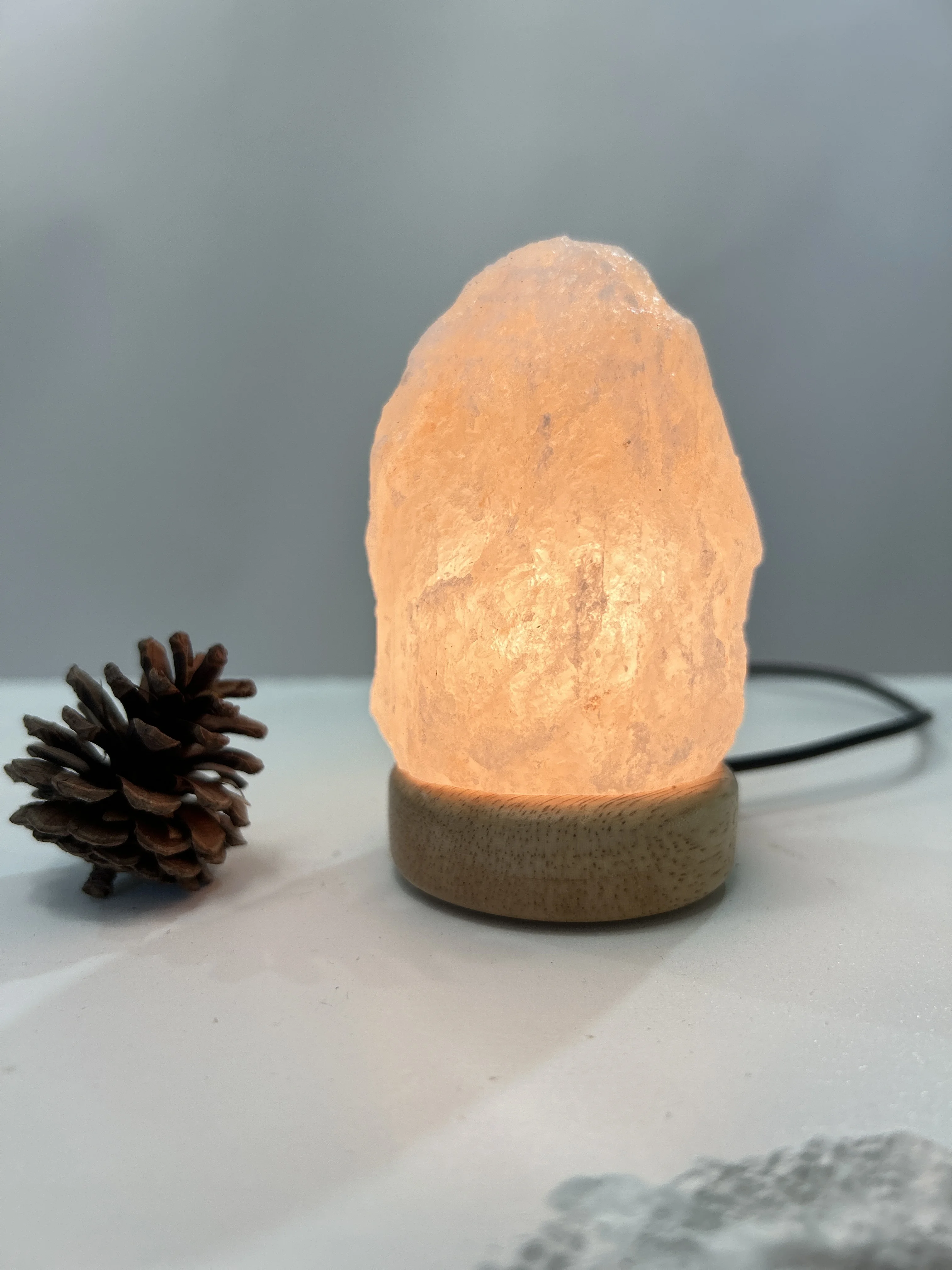 Enhance Relaxation Space USB Himalayan Crystal Salt Lamp Natural Shape Table Lamp with Halogen Lamp for Soft Lighting