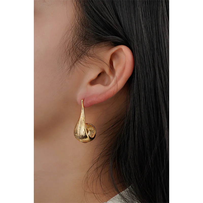 Женские серьги-подвески в форме листа