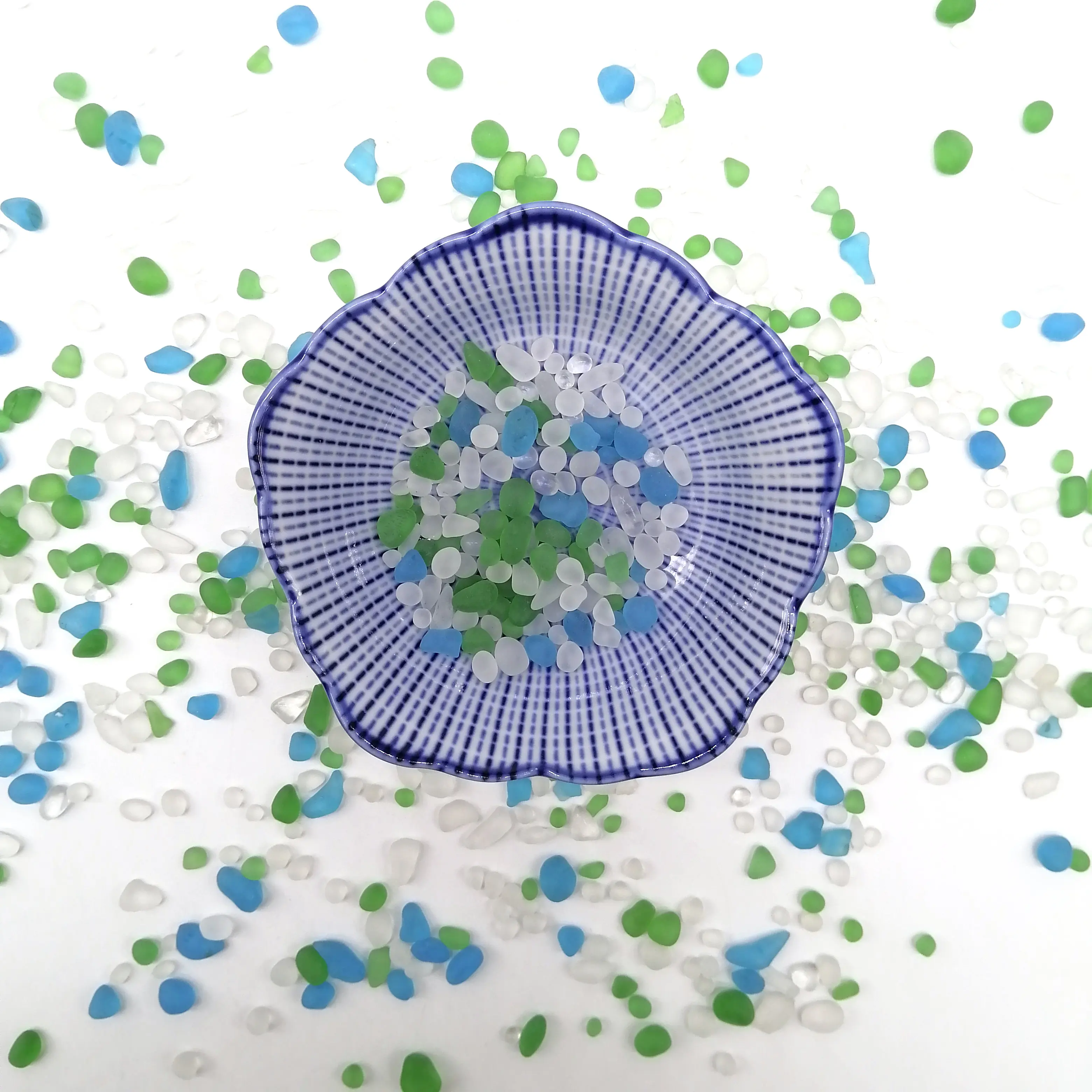 Заводская цена 1-3 мм морское стекло Смешанное неправильное из бисера галька для внутренней отделки бассейна