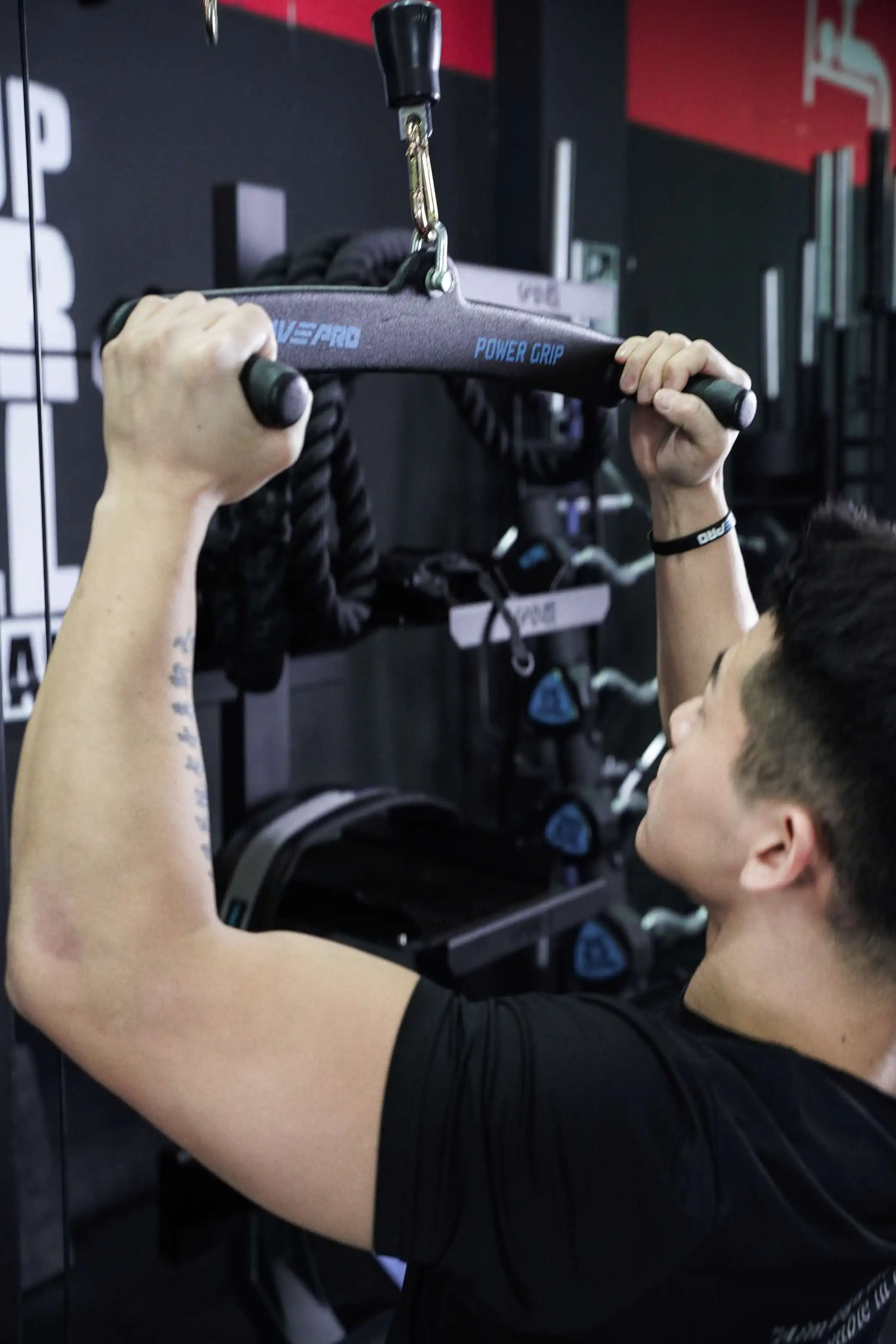 MEDIUM DISTANCE GRIP HANDLE Gym Pulldown Attachments Handle, Pull Down Bar with Ergonomic Handle, Cable Machine Attachments