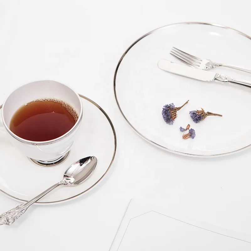 Оптовая продажа, белая тарелка, роскошный комплект тарелок с зарядным устройством, столовая посуда с керамическим золотым ободком, белая и серебряная посуда