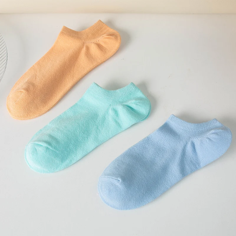 Wholesale Lady socks autumn winter spring custom design logo jacquard embroidered knit breathable cotton women socks