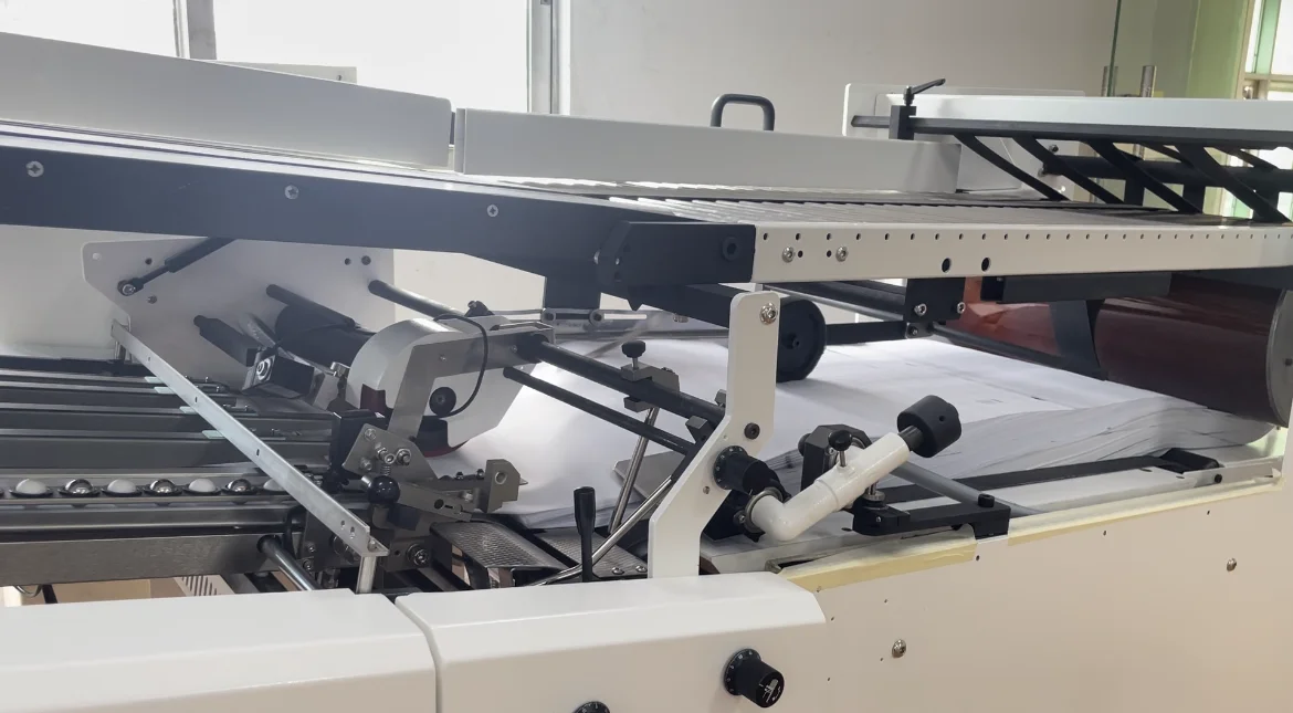 Round Pile Folding Machine with Stainless Steel Helical Gear Design Exclusively for Notebook Newspaper