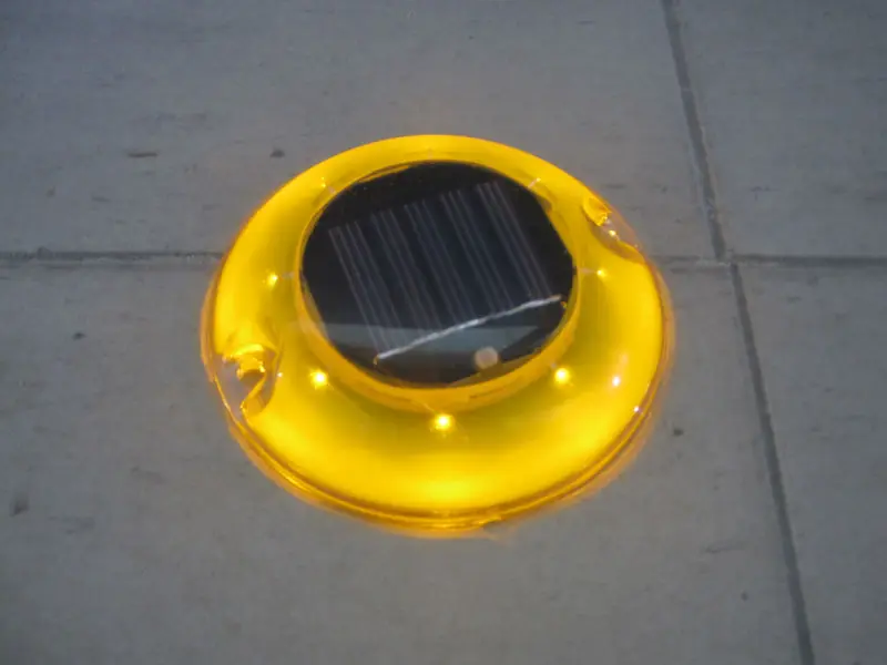 Wireless Solar Driveway Marker Light Road Stud for Speed Bumps