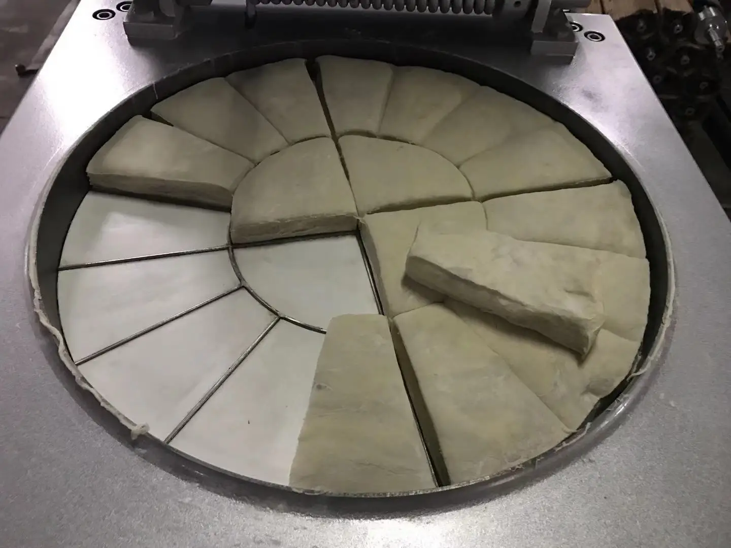 Industrial hydraulic dough divider rounder bakery dough divider cutting machine for bread