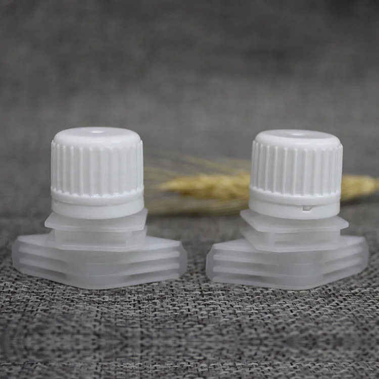 
 Высококачественный пластиковый носик из полиэтилена с крышкой и чехлами  