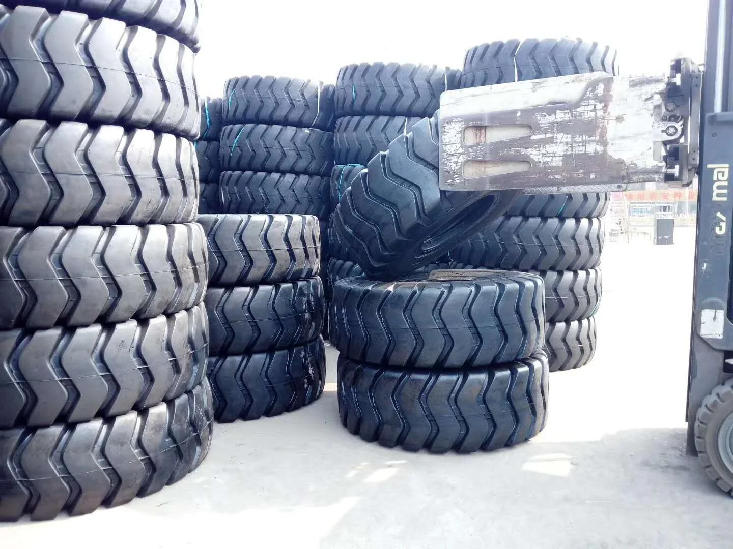 
Aeolus Brand New HENAN Tire Tyre 23.5-25 17.5-25 20.5-25 G12 & G26 L3 Pattern for Wheel Loader 5t ZL50GN LW500KN LW500FN 