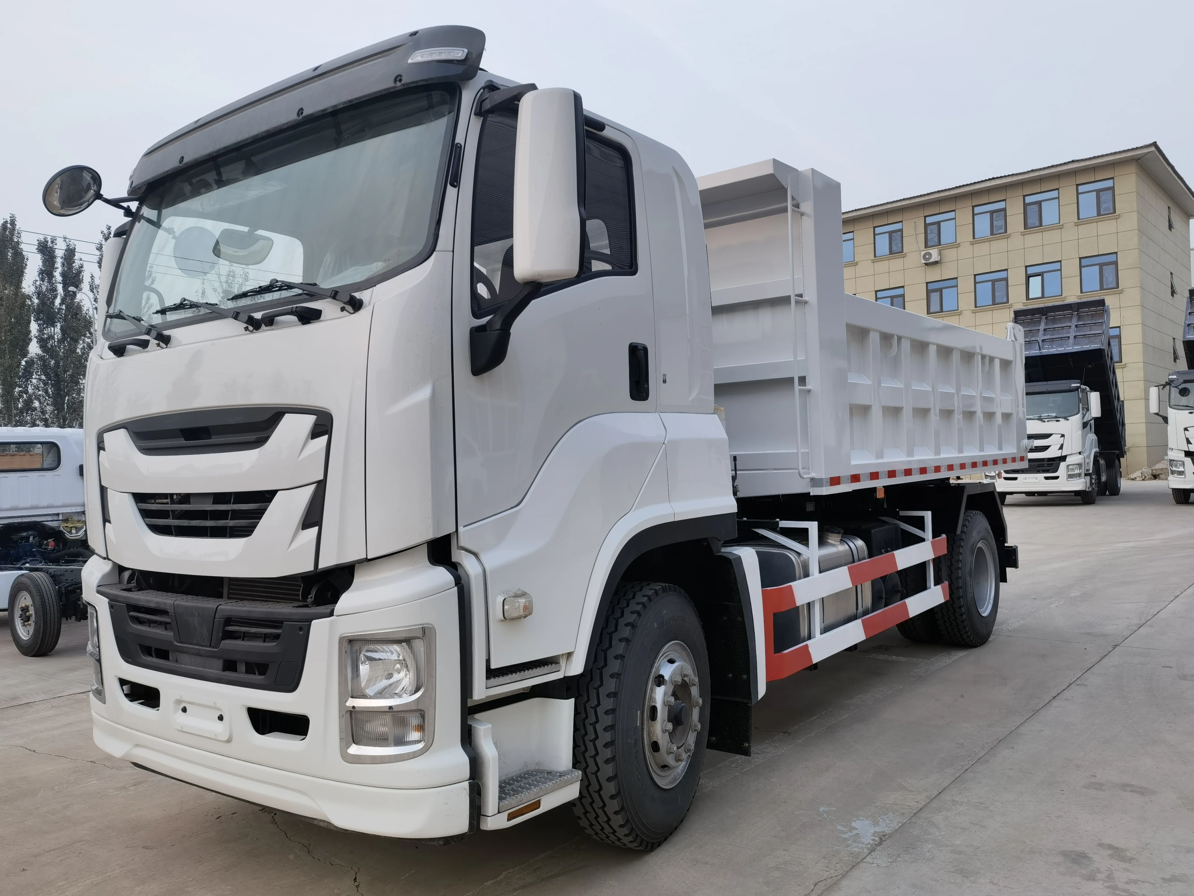 2024 Isuzu новый Подержанный Левый ручной привод сверхмощный самосвал мощностью 350 л.с. 4x2 giga