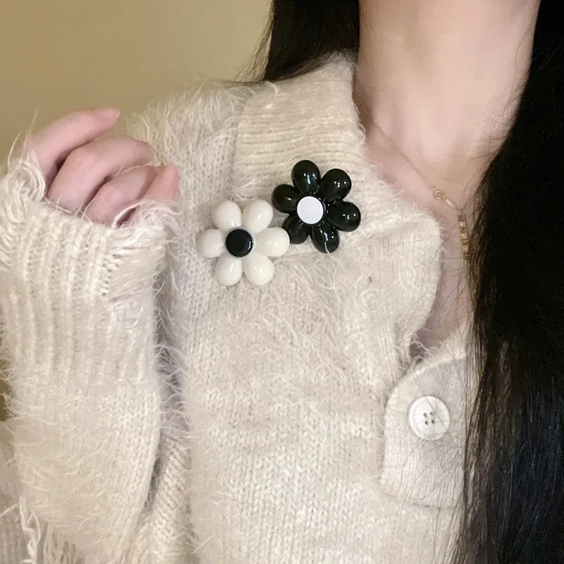 Wholesale Broche Designer CC Luxury Brooches Women Sweet Elegant Style Sun Flower Brooch Pin Suit Clothing Decoration