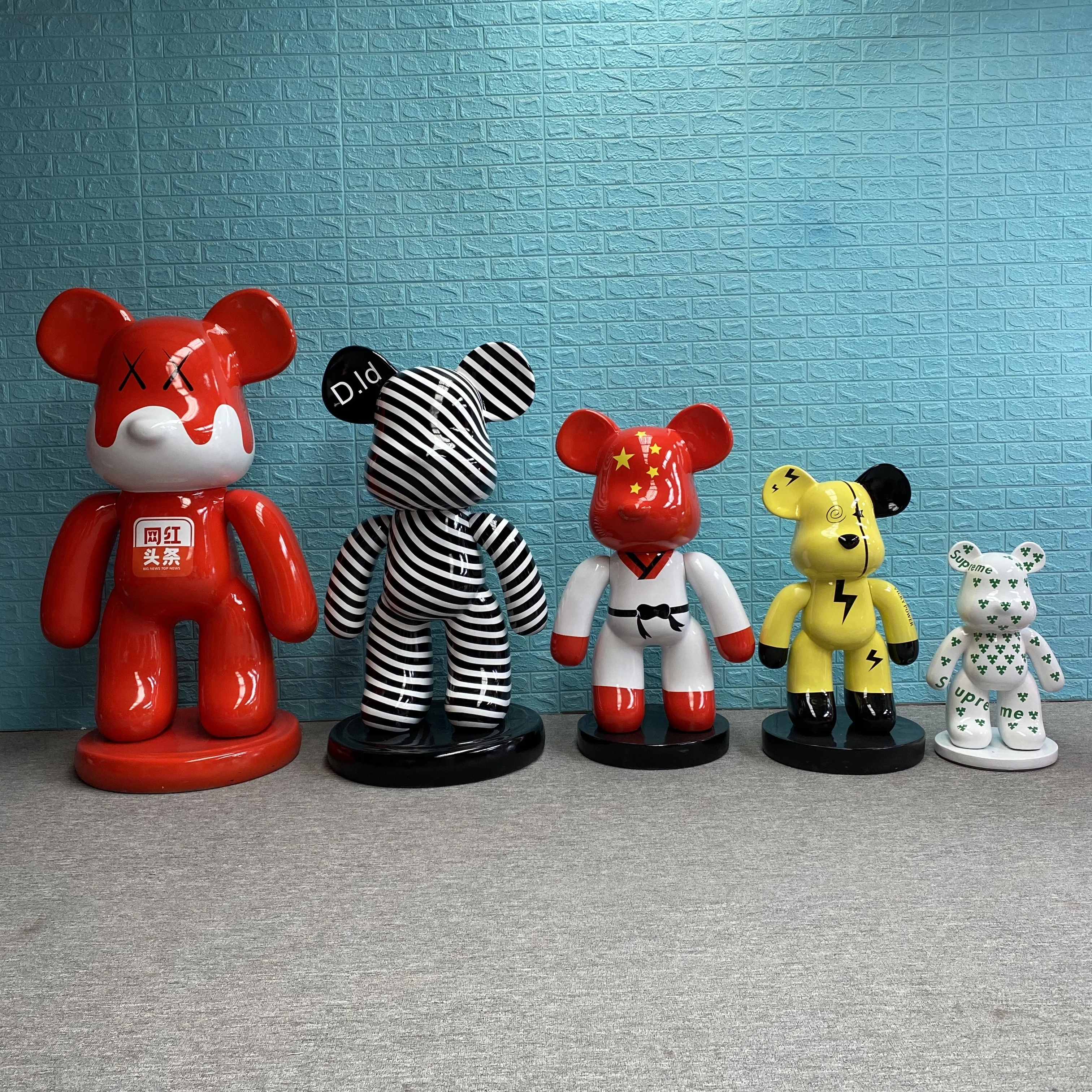 Outdoor 1.3m Large Fiberglass Bear Sculpture Animal Sculpture For Shopping Mall Theme Park