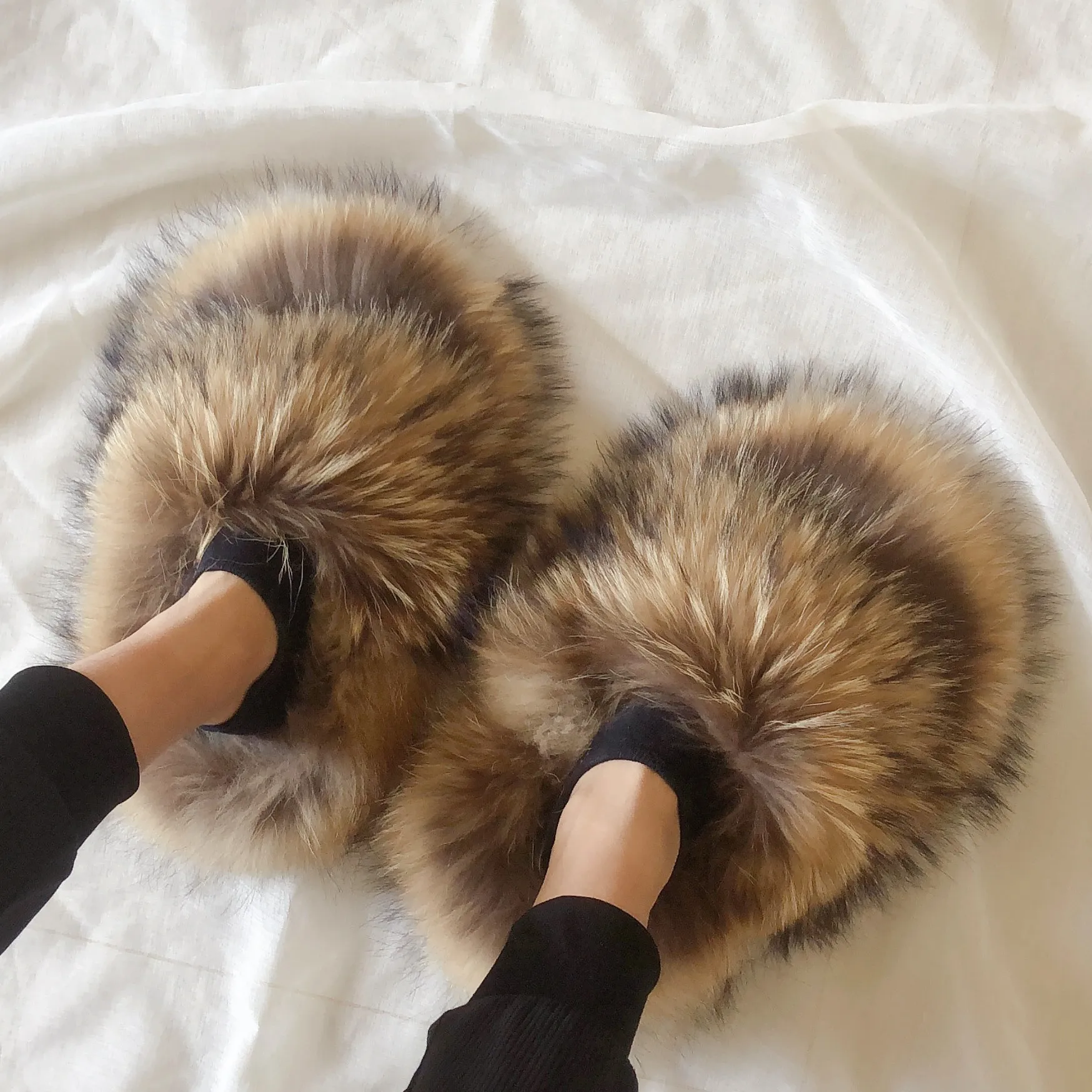 women real big Fluffy Furry fashion fur slippers natural raccoon fur slides sandals slippers with thick fur