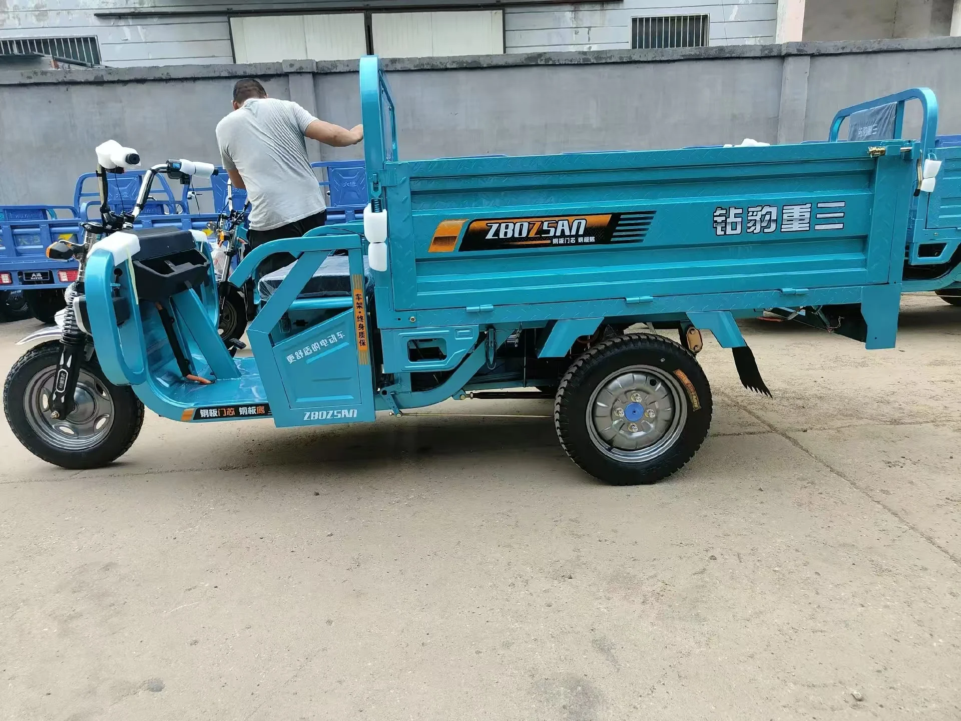 Factory direct sales Electric Tricycles freestyle Cargo Truck Big Wheel Tricycle for Adult chassis 3 wheel