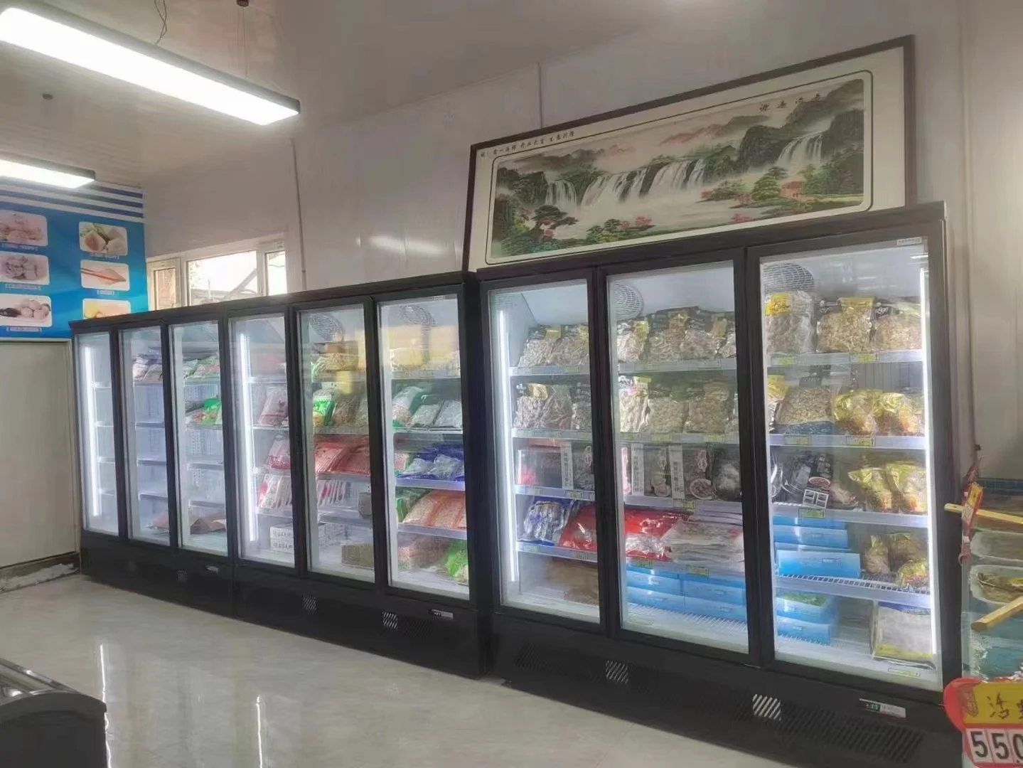 Холодильная камера с витриной в магазине напитков овощных фруктов замороженных продуктов криохолодильник