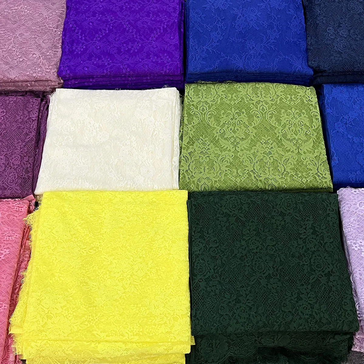 Yanzi 2022 latest colors white chantilly lace fabric wholesale bridal wedding embroidered tulle dress fabric french eyelash lace