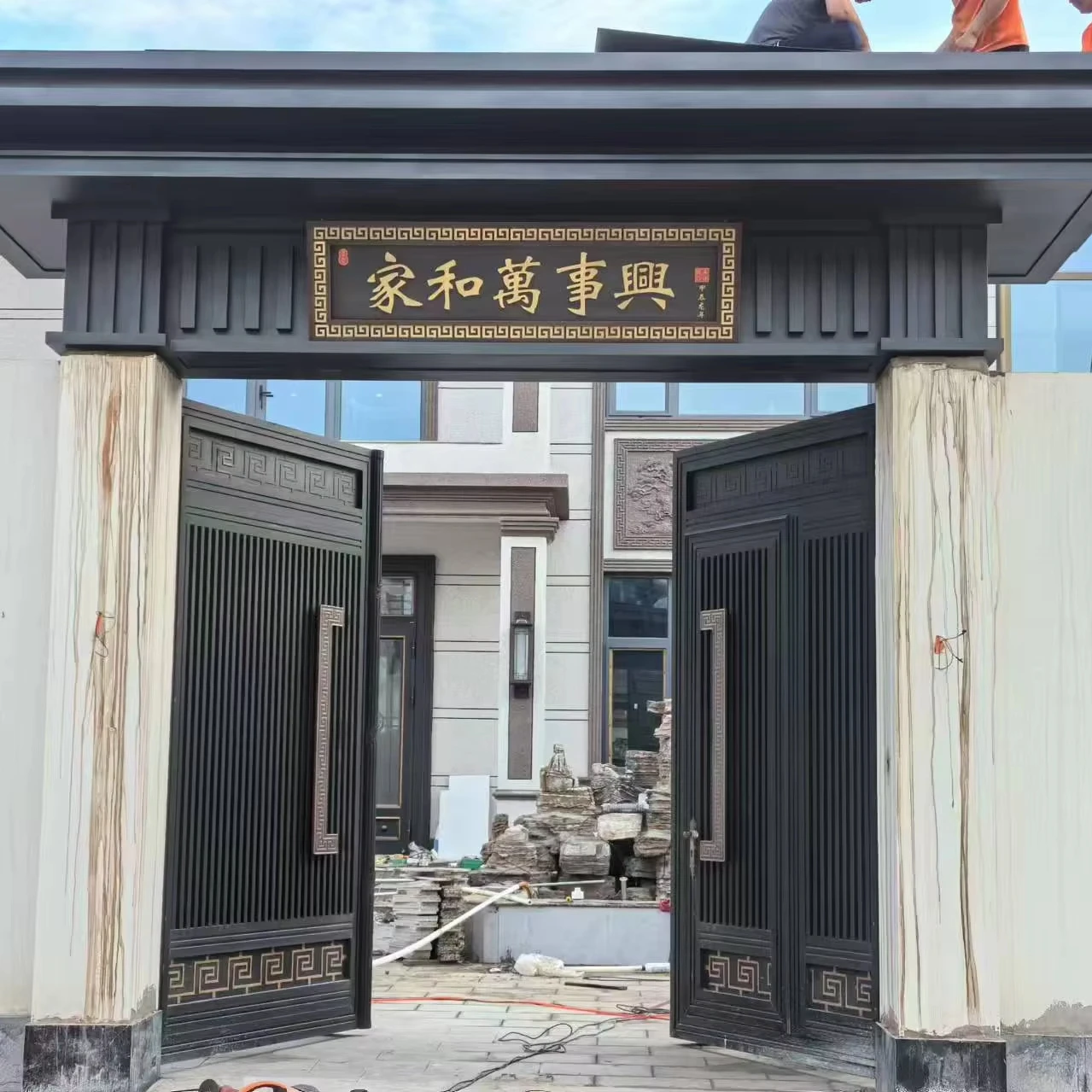 Заводская изготовленная на заказ алюминиевая художественная дверь виллы, ворота виллы, алюминиевая дверь