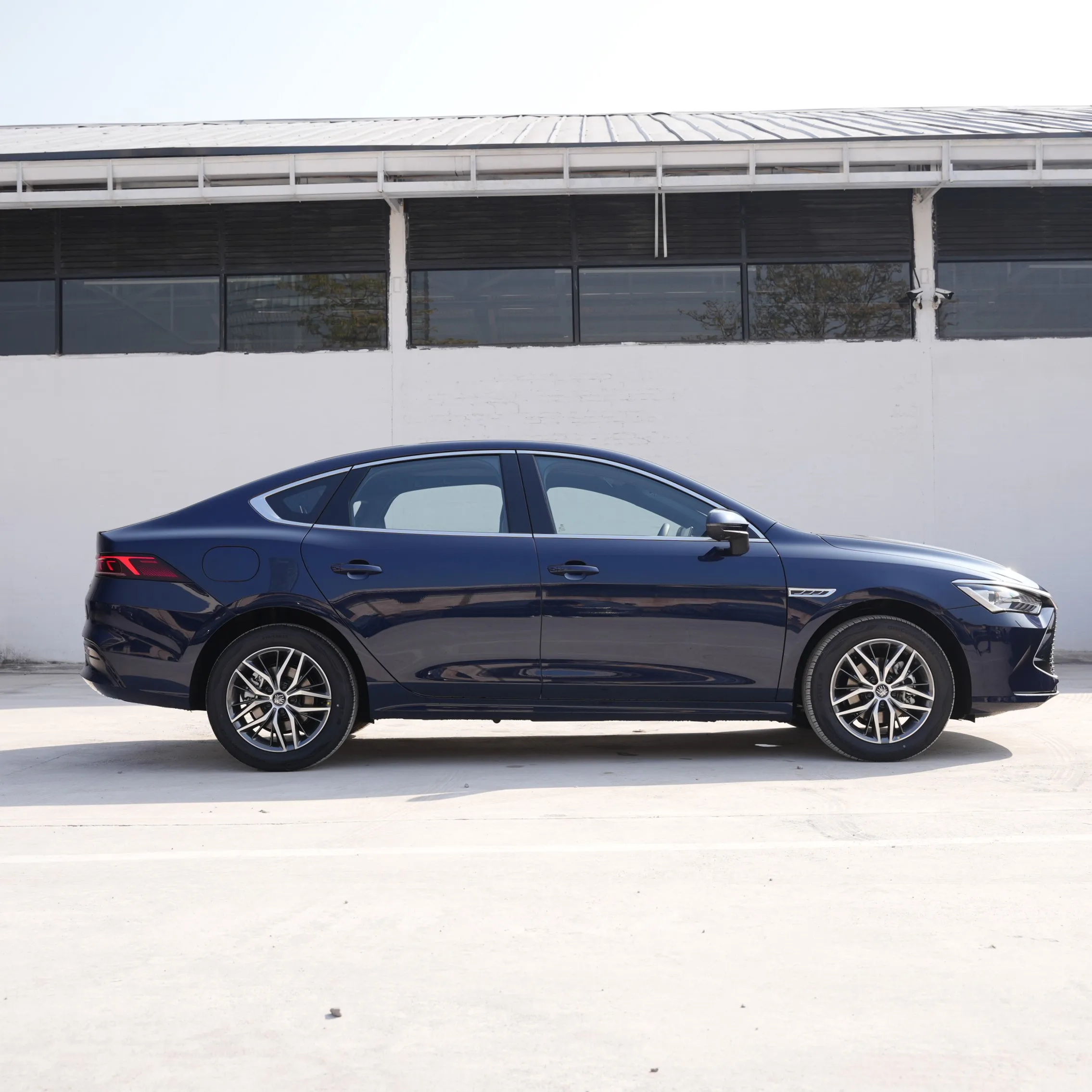 BYD Qin PLUS DMi Gloire PHEV Electric Sedan Budget-Friendly Hybrid Vehicle Automatic Gearbox Leather Seats R17 Tire Size ACC