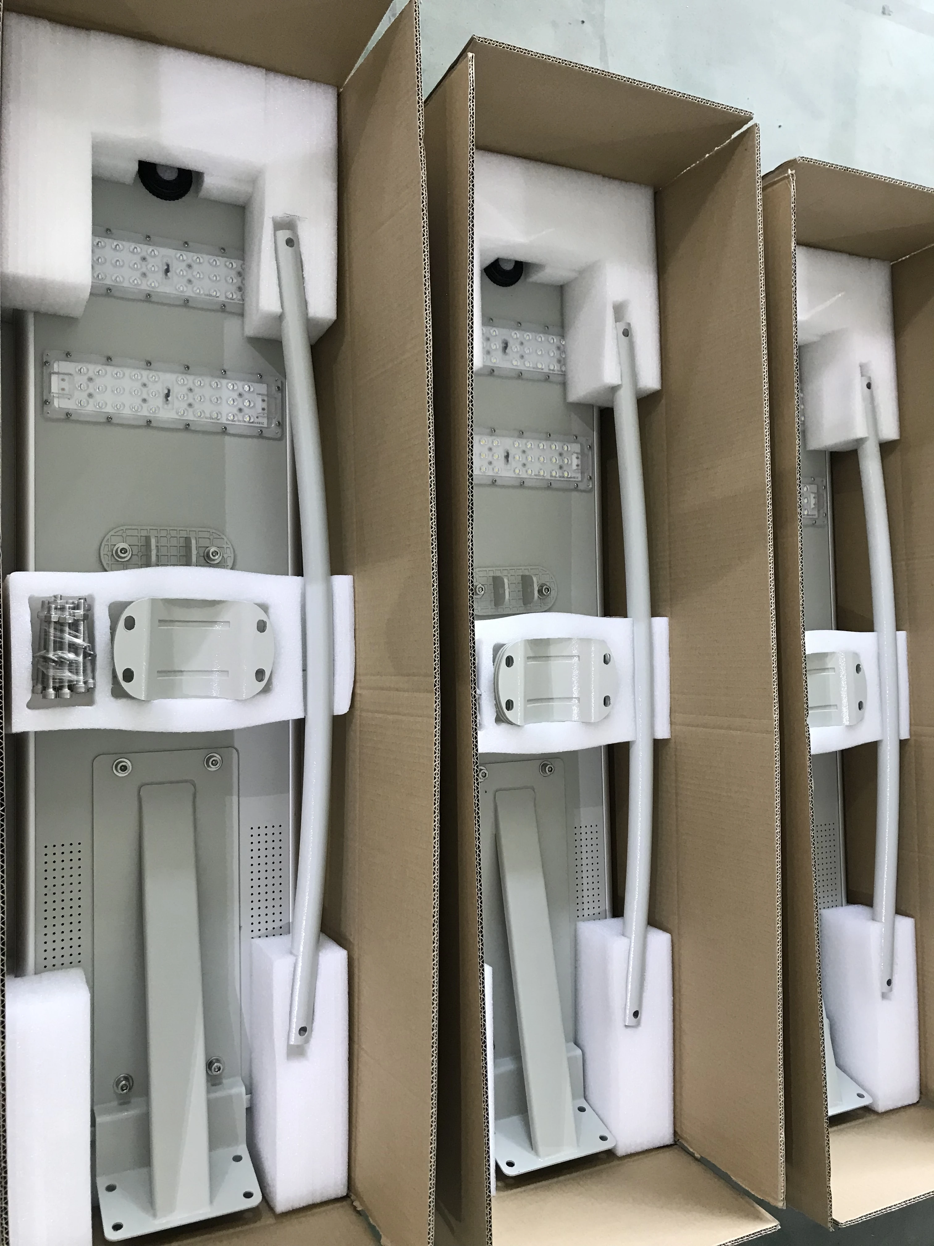 Быстрая доставка, гарантия 3 года, флюс высокой яркости IP65 60 Вт, водонепроницаемый светодиодный фонарь «все в одном» на солнечной батарее для сада и улицы